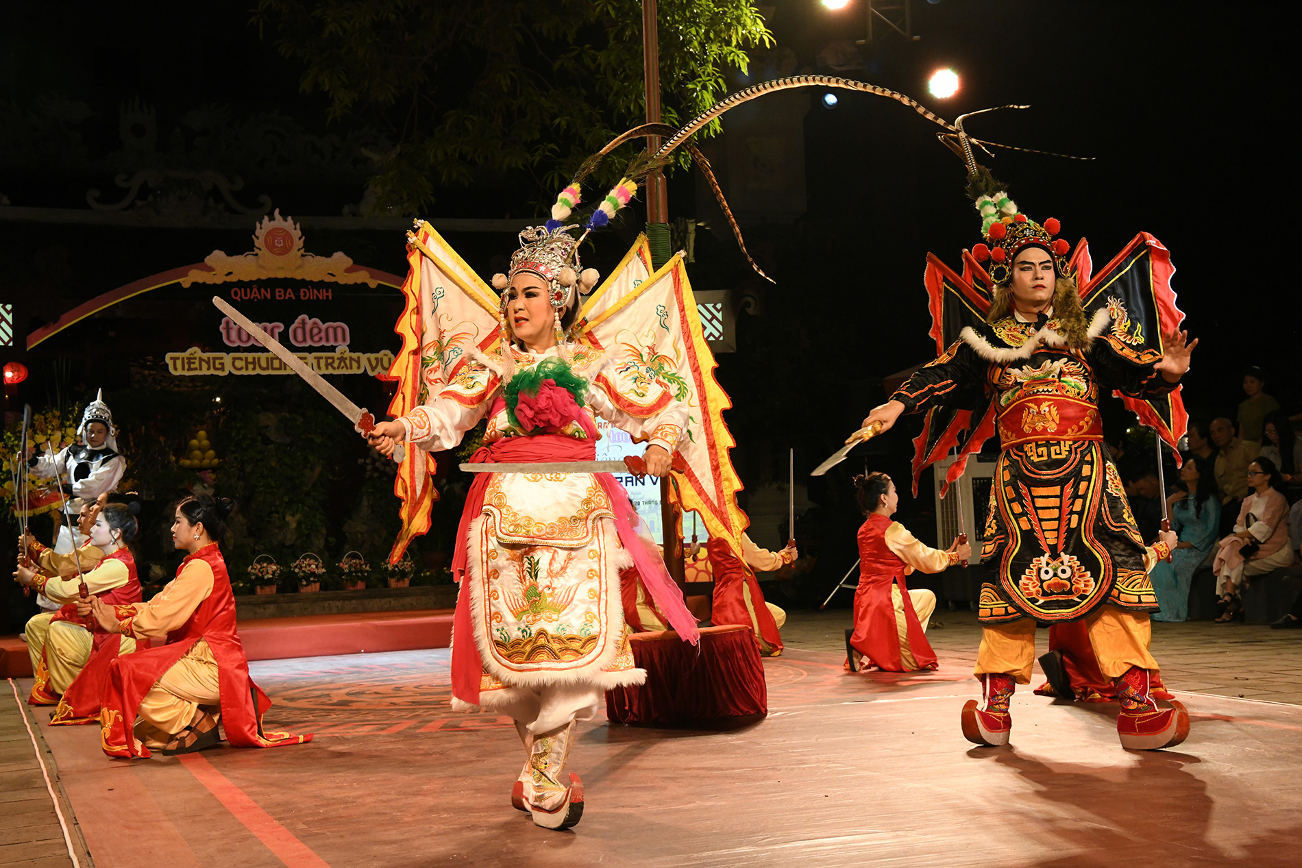 Những vở tuồng cổ tại đền Quán Thánh không chỉ đậm hơi thở truyền thống với lối hát, hóa trang, động tác hình thể đặc trưng, mà còn khắc họa sinh động hình tượng Quán Thánh - vị thánh biểu trưng cho chính trực, trung nghĩa và tinh thần trừ gian diệt ác. Những vở tuồng cổ tại đền Quán Thánh không chỉ đậm hơi thở truyền thống với lối hát, hóa trang, động tác hình thể đặc trưng, mà còn khắc họa sinh động hình tượng Quán Thánh - vị thánh biểu trưng cho chính trực, trung nghĩa và tinh thần trừ gian diệt ác.