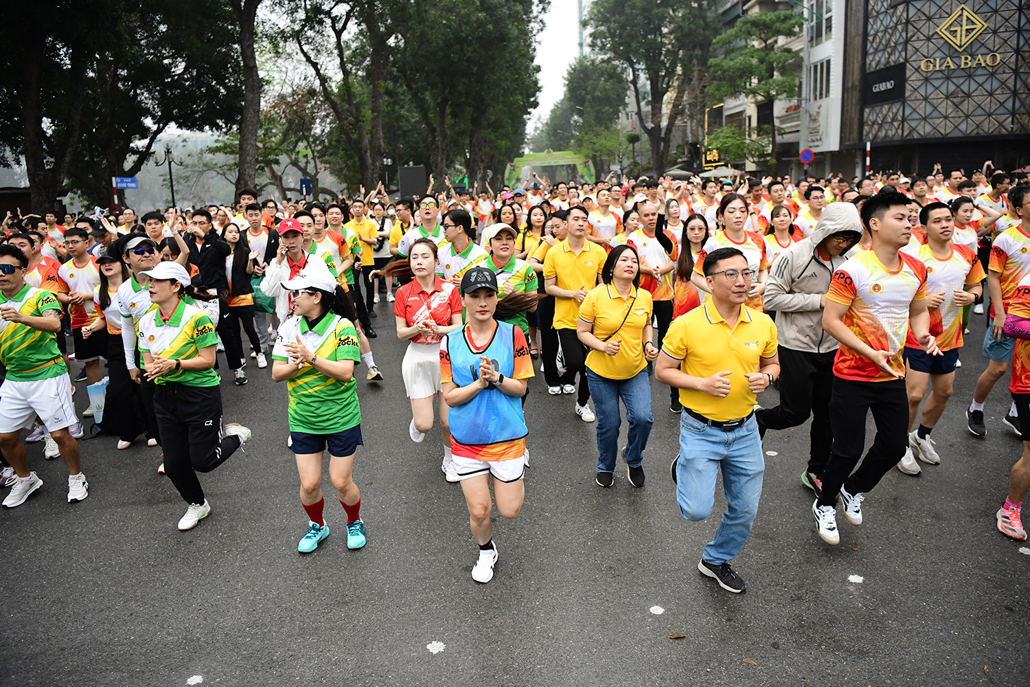 Hào hứng khởi động trong từng bước chạy. Hào hứng khởi động trong từng bước chạy.