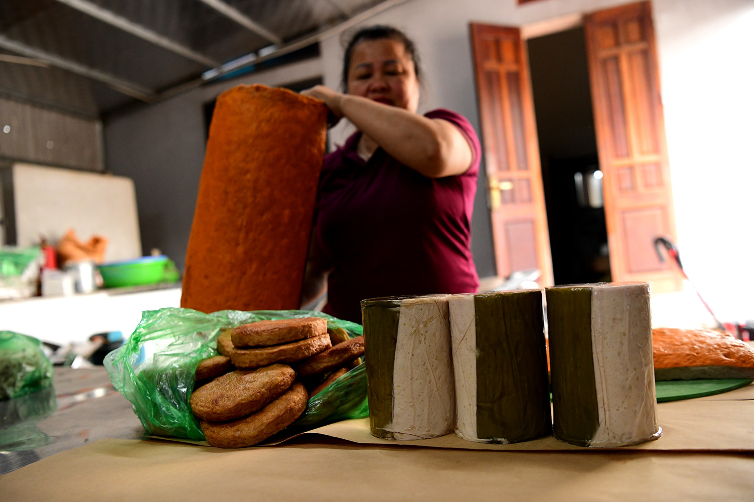 Ước Lễ còn được biết đến là làng có nghề làm giò chả lâu đời, nức tiếng đất Hà Thành. Nhiều gia đình đến nay vẫn giữ nghề truyền thống. Những giò lụa hồng hào, miếng chả thơm phức được chế biến thủ công từ thịt lợn, gói lá chuối cẩn thận. Mùi hương đặc trưng lan tỏa, trở thành dấu ấn ẩm thực ở vùng đất này.