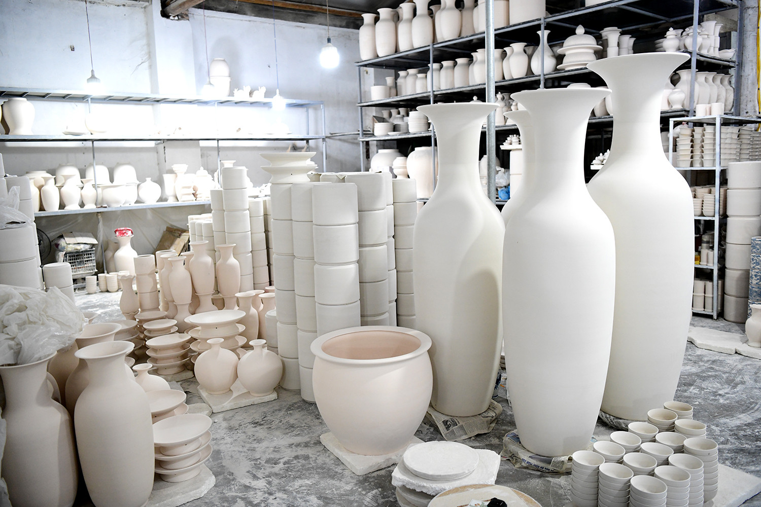 Hiện làng gốm sứ Kim Lan, xã Kim Đức có trên 350 lò gốm đang hoạt động, tạo việc làm cho hàng nghìn lao động và đóng góp khoảng 500 tỷ đồng mỗi năm vào doanh thu của địa phương..