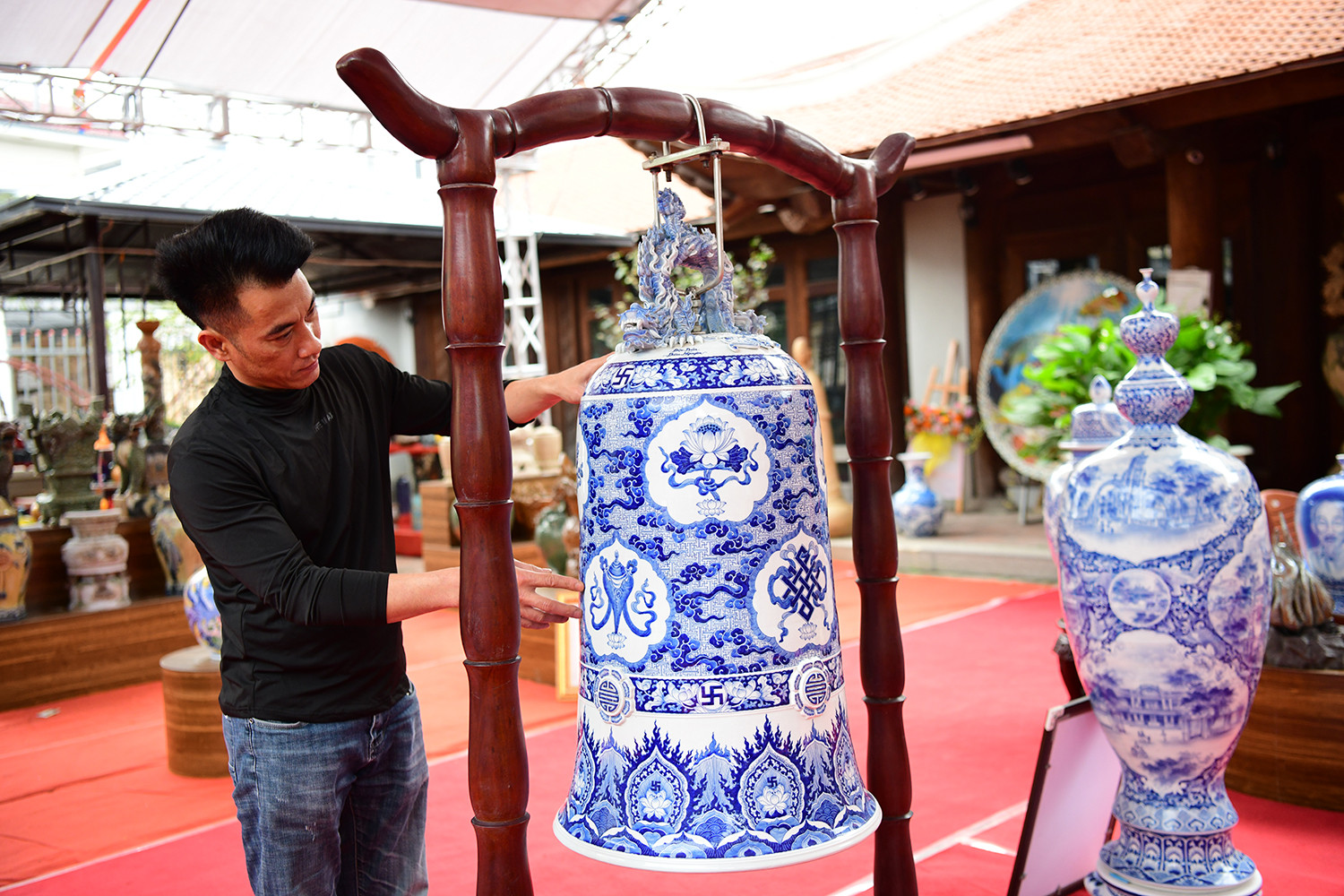 KIm Lan còn tự hào với nhiều tác phẩm khác như như “Liên ngư dâng phật”, "Bộ đôi đèn gốm", “Liên hoa dâng phật”... Trong ảnh: nghệ nhân Phạm Văn Nguyên với tác phẩm “Phật chung giác ngộ” đã được vinh danh kỷ lục Việt Nam.