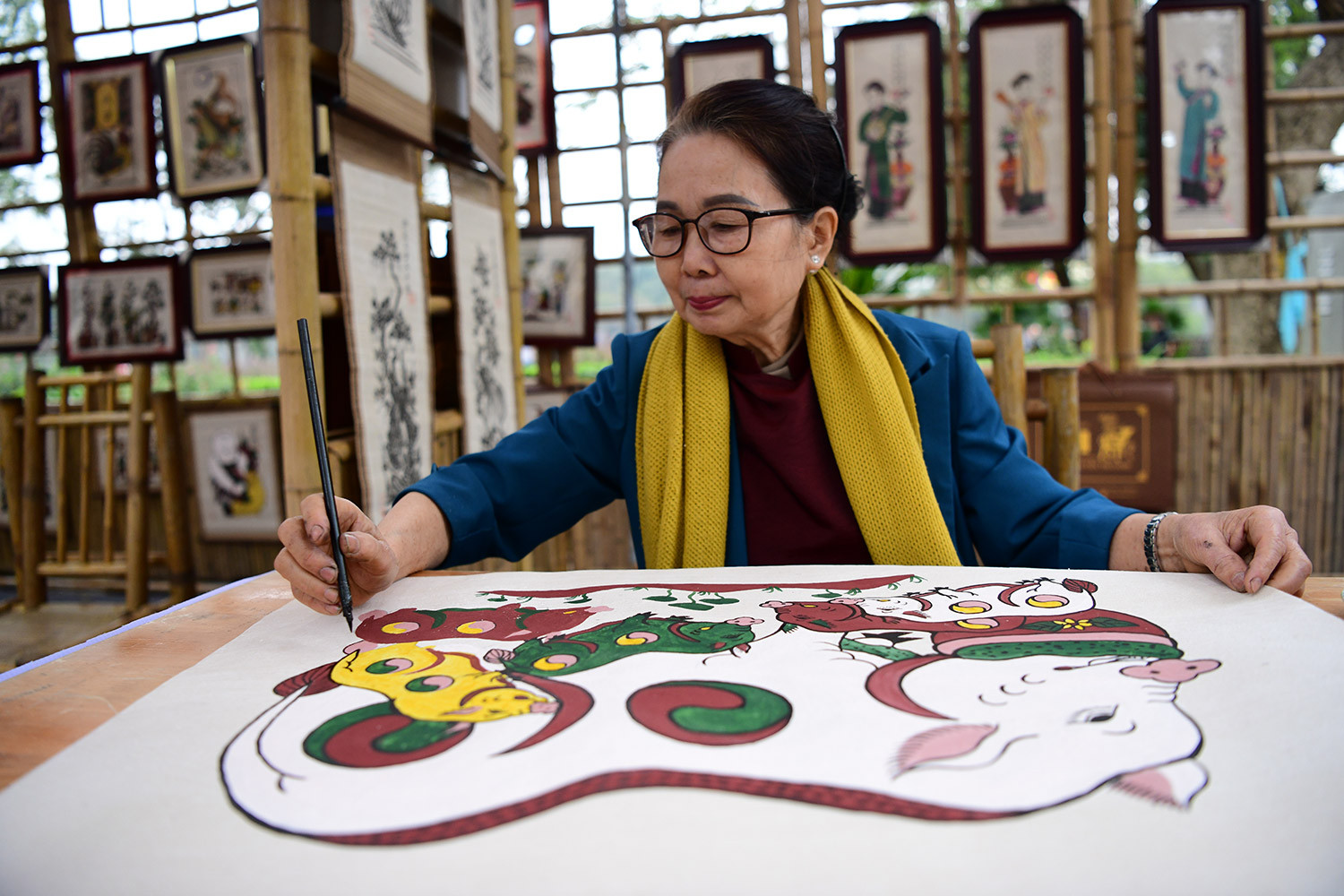 Nghệ nhân ưu tú Nguyễn Thị Oanh, làng tranh Đông Hồ (Thuận Thành, Bắc Ninh), giới thiệu vẻ đẹp độc đáo của tranh dân gian Đông Hồ tại sự kiện "Tinh hoa văn hóa Bắc Ninh - Sắc màu Đông Hồ", đưa người xem vào không gian nghệ thuật truyền thống đầy sống động và ý nghĩa.