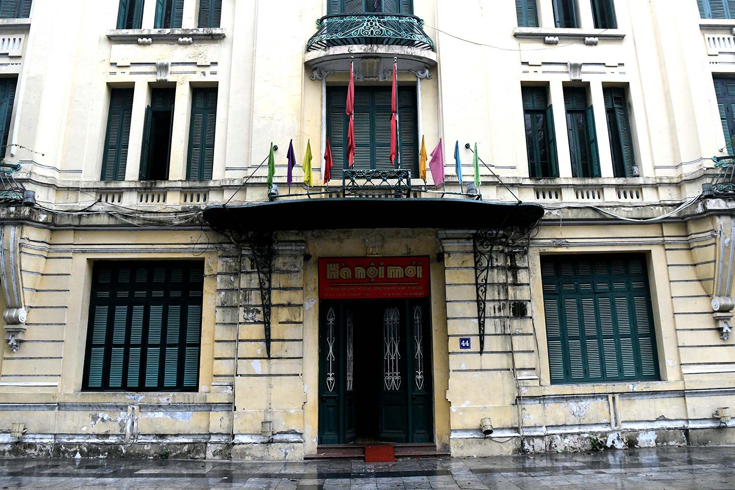 Cờ rủ trước trụ sở Báo Hà Nội Mới.