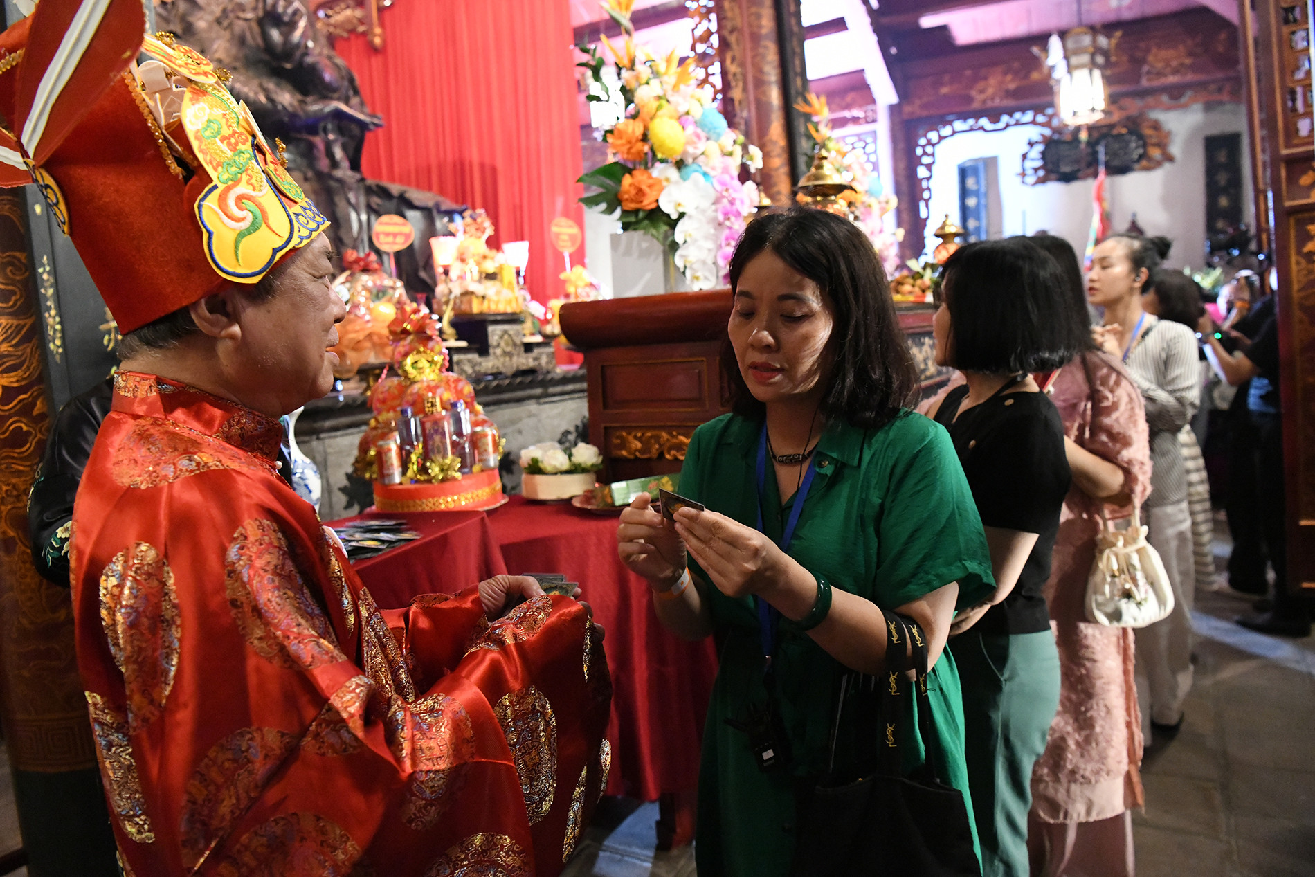 Sự kiện đánh dấu bước phát triển mới trong chiến lược phát triển du lịch văn hóa của quận Ba Đình, thể hiện sự đồng thuận và phối hợp chặt chẽ giữa các cấp chính quyền, Ban quản lý di tích và nhân dân Thủ đô. Bà Lê Thị Khanh khẳng định tour đêm không chỉ góp phần bảo tồn di sản mà còn tạo sức hút mạnh mẽ với du khách trong và ngoài nước, thúc đẩy phát triển kinh tế-xã hội địa phương. Sự kiện đánh dấu bước phát triển mới trong chiến lược phát triển du lịch văn hóa của quận Ba Đình, thể hiện sự đồng thuận và phối hợp chặt chẽ giữa các cấp chính quyền, Ban quản lý di tích và nhân dân Thủ đô. Bà Lê Thị Khanh khẳng định tour đêm không chỉ góp phần bảo tồn di sản mà còn tạo sức hút mạnh mẽ với du khách trong và ngoài nước, thúc đẩy phát triển kinh tế-xã hội địa phương.