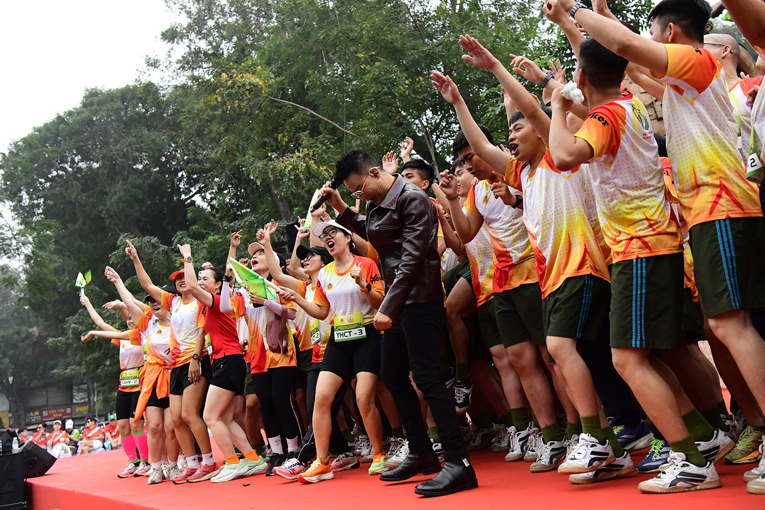 Không chỉ là những bước chân hăng hái, giải chạy còn được khuấy động bằng những màn biểu diễn văn nghệ sôi động. Không chỉ là những bước chân hăng hái, giải chạy còn được khuấy động bằng những màn biểu diễn văn nghệ sôi động.