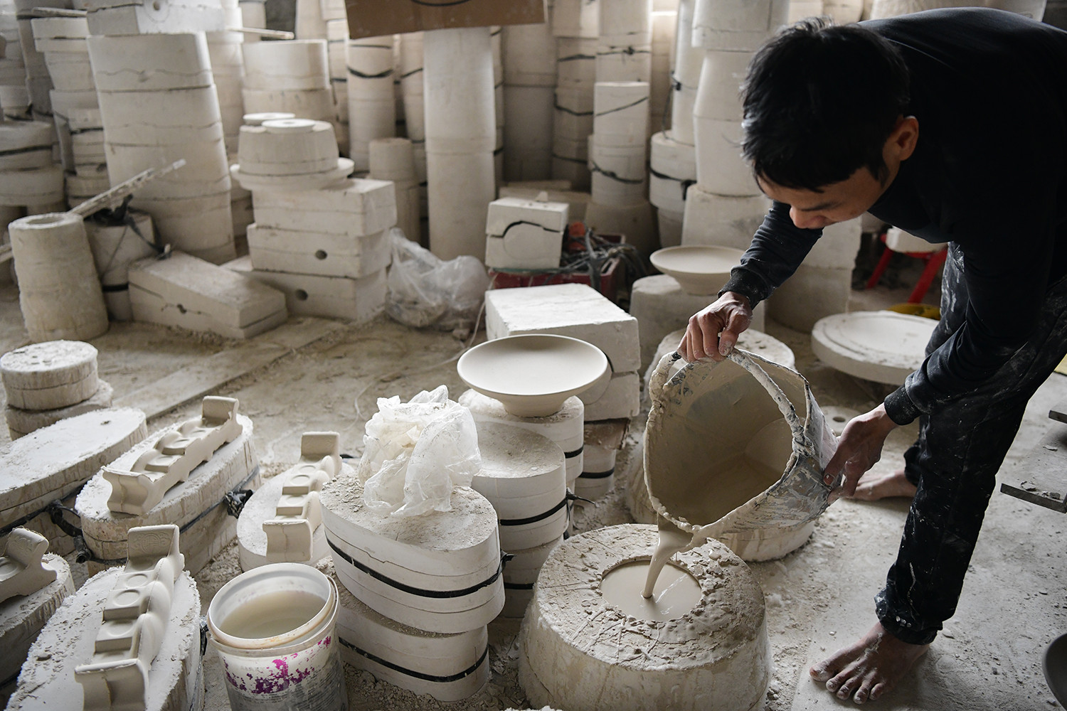 Nghệ thuật làm gốm ở làng vẫn trung thành với ba phương pháp tạo hình truyền thống: dùng bàn xoay, đắp nặn thủ công, khuôn vòng.