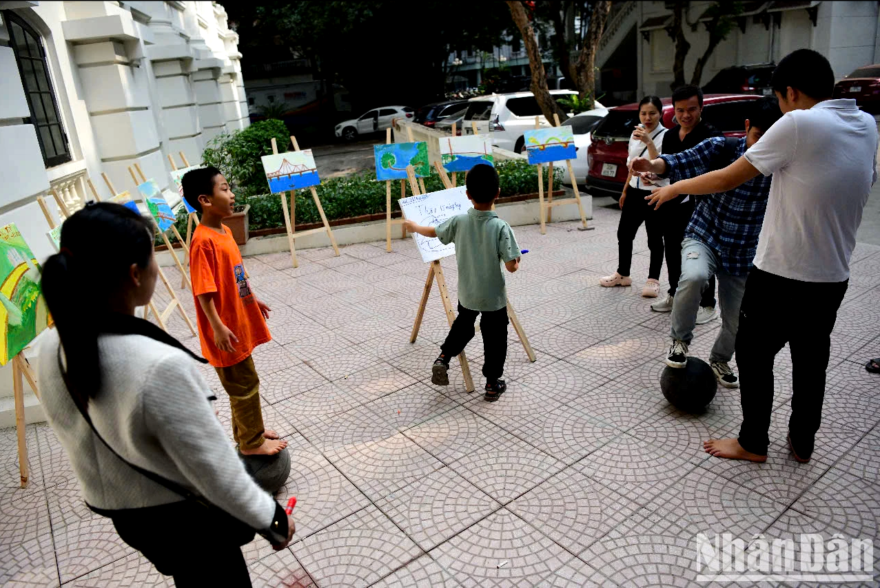 Sau mỗi bức tranh của Bảo Nam là hình bóng của các thầy cô giáo Trung tâm Hoa Xuyến Chi, tại Bắc Giang. Những người đang tận tụy với công tác giáo dục trẻ tự kỷ, khó khăn về học, chậm phát triển trí tuệ.