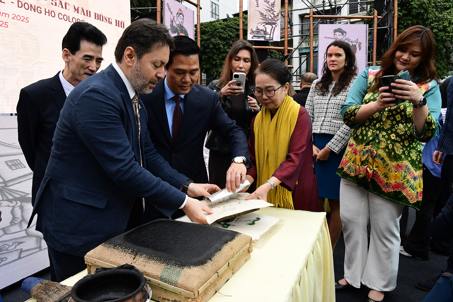 Tại buổi khai mạc, du khách và bạn bè quốc tế không chỉ có dịp chiêm ngưỡng những tác phẩm mỹ thuật dân gian độc đáo mà còn được trực tiếp thưởng lãm quá trình sáng tạo tranh dưới bàn tay tài hoa của các nghệ nhân dân gian làng Đông Hồ.