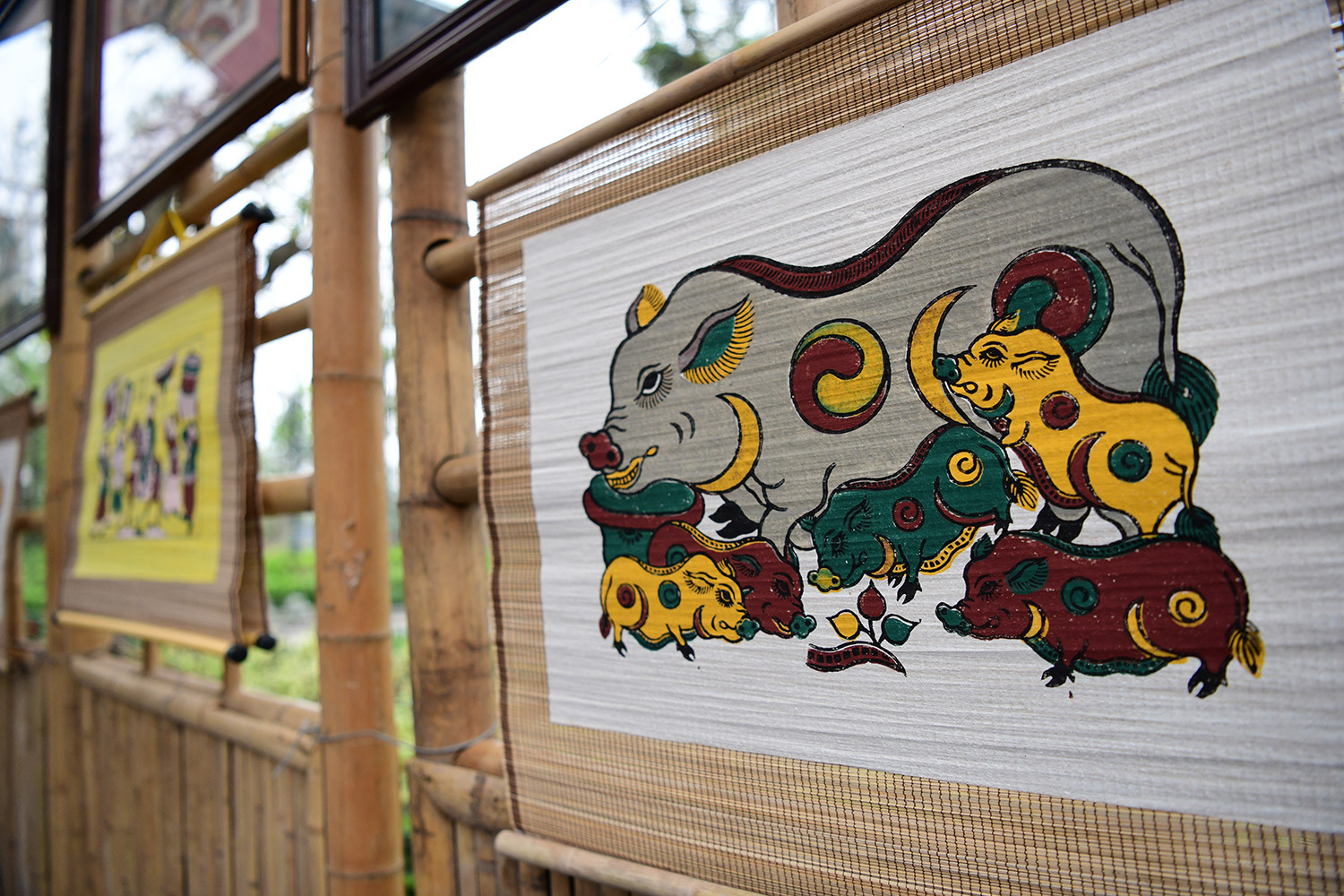 Theo nghệ nhân ưu tú Nguyễn Hữu Quả (làng Đông Hồ, Thuận Thành, Bắc Ninh), tranh Đông Hồ có bốn nội dung chủ đề chính: Tranh đời sống sinh hoạt (Đám cưới chuột, Hứng dừa, Đánh ghen, Chăn trâu thổi sáo), tranh lịch sử - anh hùng (Bà Trưng, Bà Triệu, Thánh Gióng, Ngô Quyền), tranh chúc tụng (Lợn đàn, Gà đàn, Vinh hoa, Phú quý) và tranh truyền thuyết - tín ngưỡng (Tứ phủ công đồng, Ngũ hổ, Ông Công ông Táo).