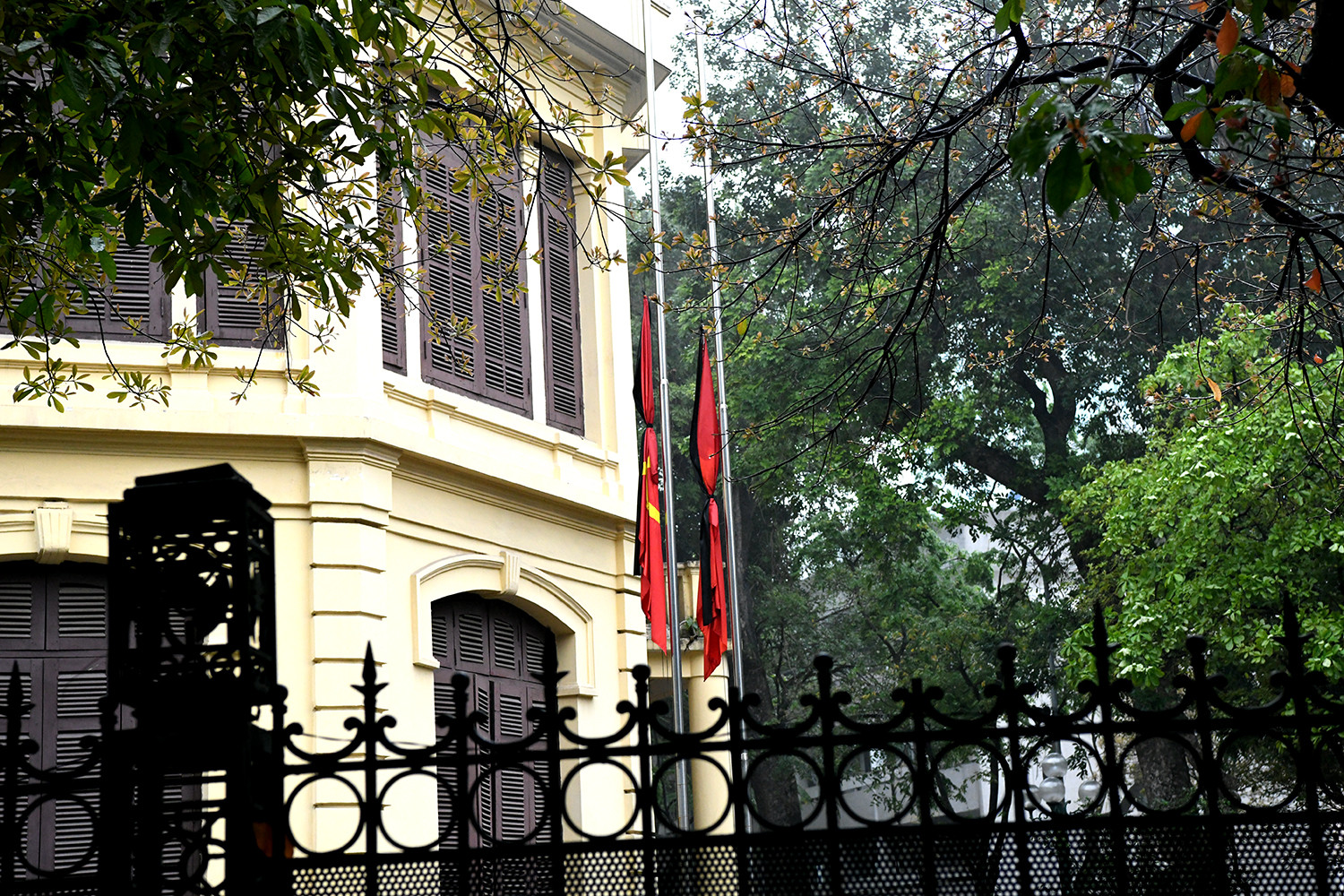 Cờ treo rủ tại trên phố Ngô Quyền (Hoàn Kiếm, Hà Nội), thể hiện lòng thành kính và tiếc thương đối với đồng chí nguyên Chủ tịch nước Lào Khamtay Siphandone..