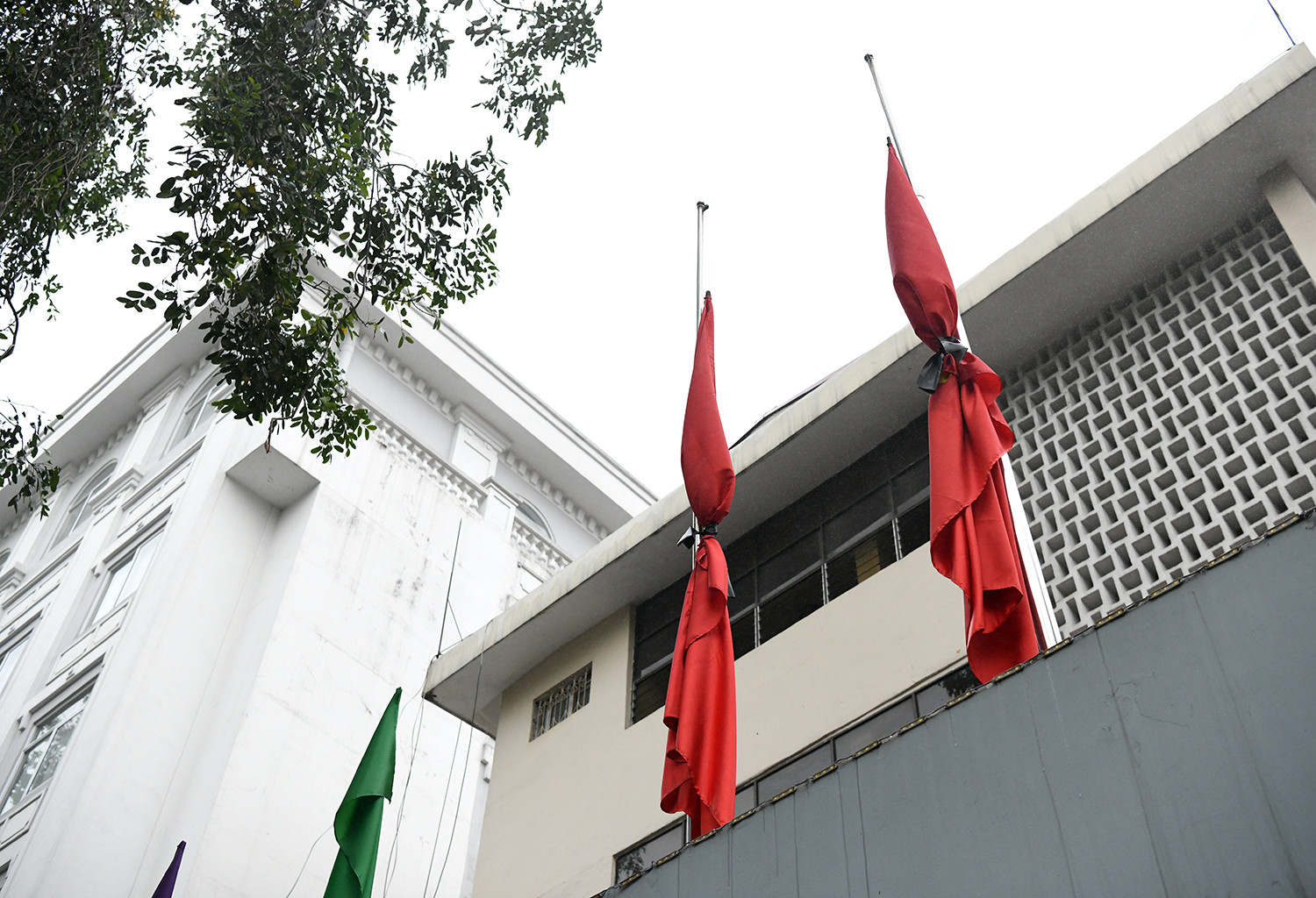 Cờ treo rủ trong quốc tang tưởng nhớ đồng chí Khamtay Siphandone trên đường Chu Văn An (Ba Đình - Hà Nội).