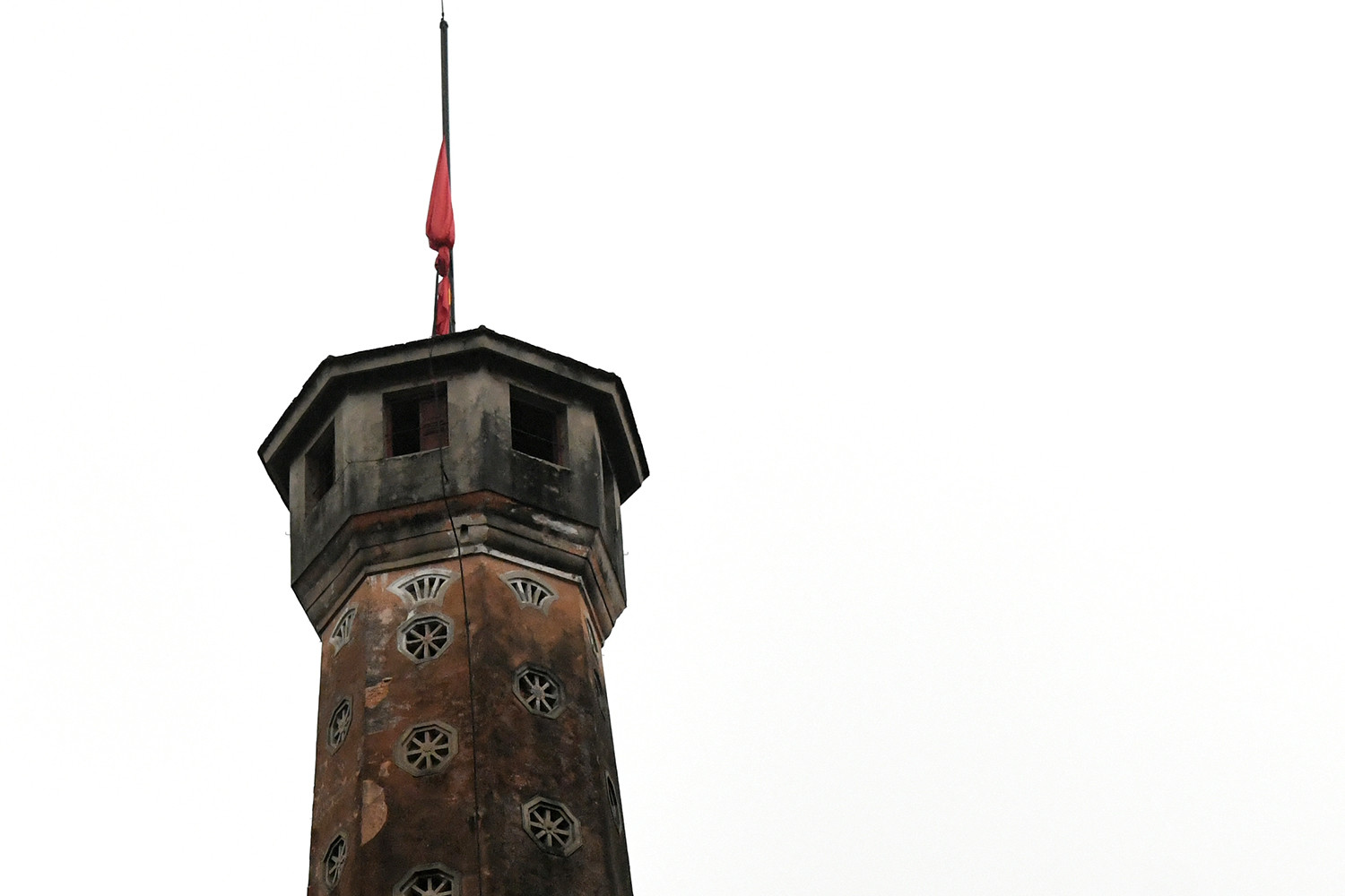 Cờ rủ treo trên đỉnh Cột cờ Hà Nội, địa danh mang tính biểu tượng của Thủ đô, thể hiện nghi thức Quốc tang trang nghiêm.