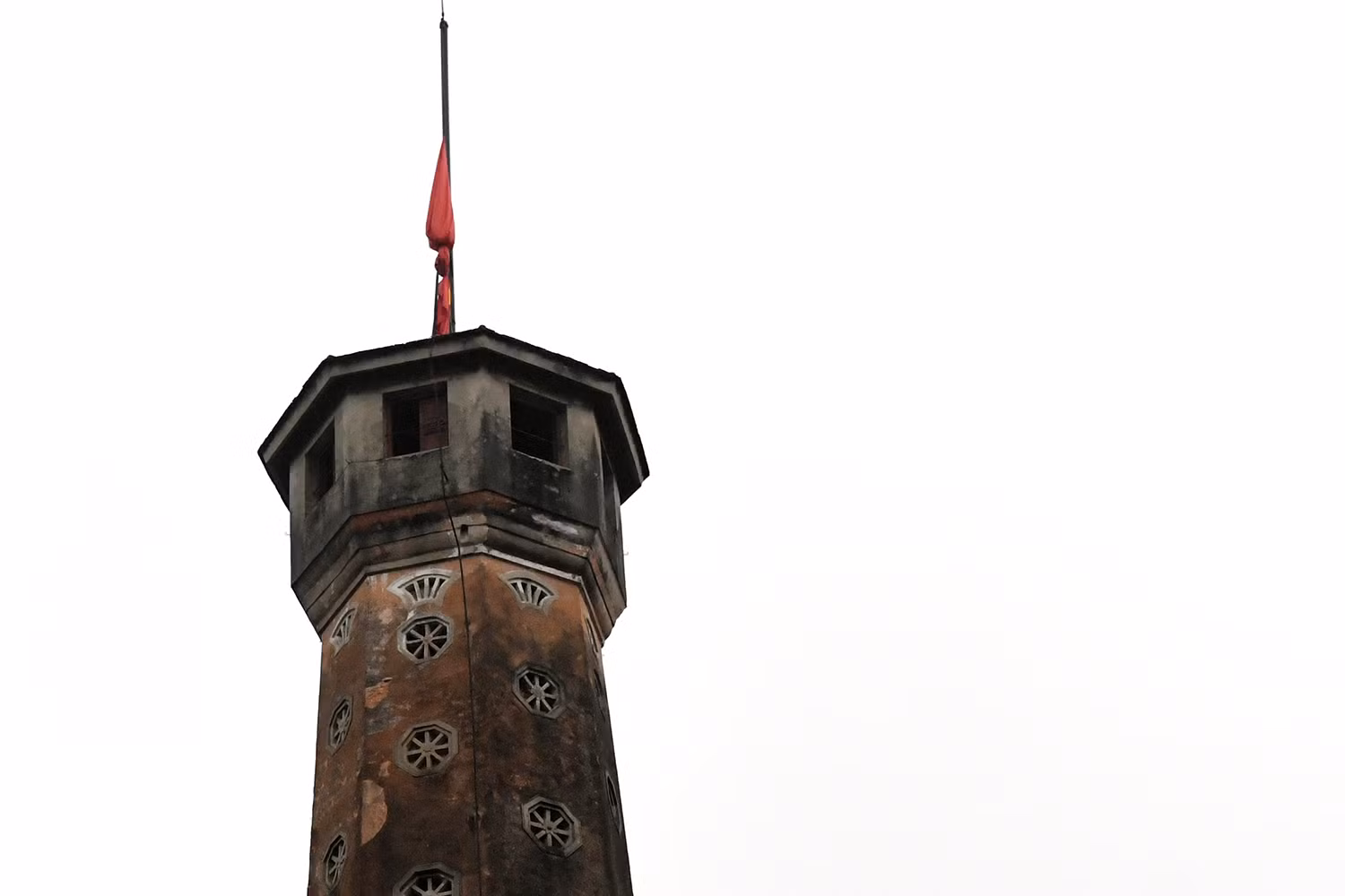 Cờ rủ treo trên đỉnh Cột cờ Hà Nội, địa danh mang tính biểu tượng của Thủ đô, thể hiện nghi thức Quốc tang trang nghiêm.