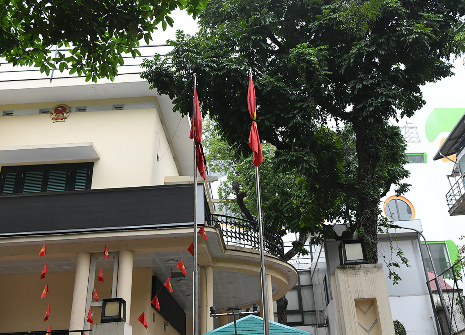 Cờ rủ trên đường Nguyễn Thái Học, quận Ba Đình, Hà Nội.