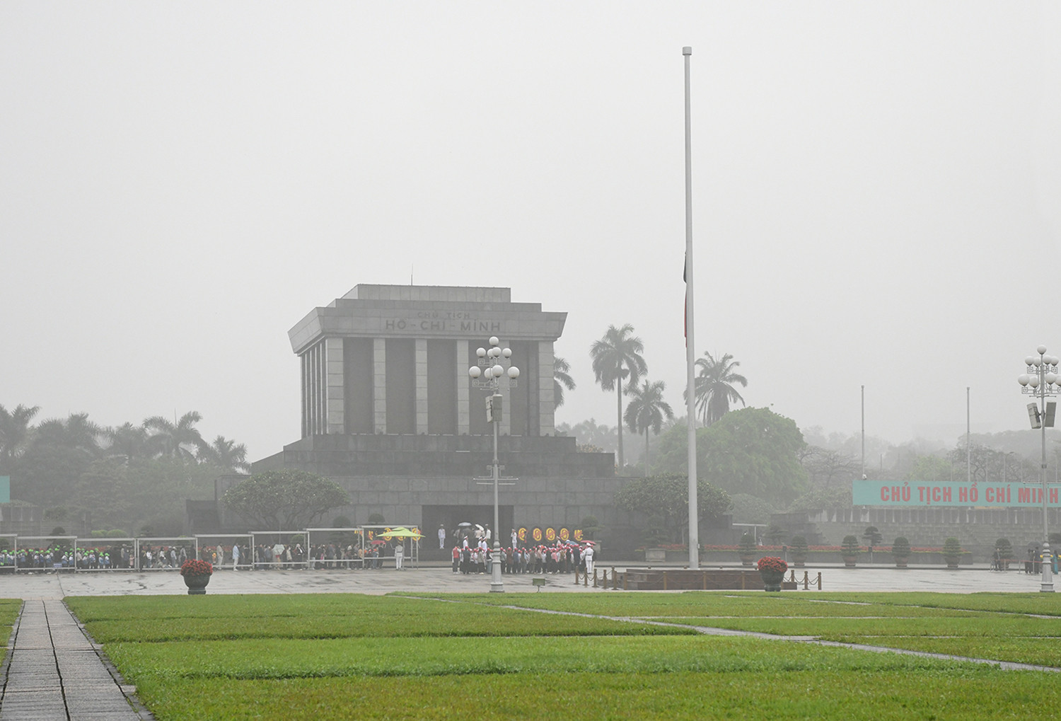 Giữa không gian trang nghiêm của Quảng trường Ba Đình, lá cờ Tổ quốc kéo rủ trước Lăng Bác, tiễn đưa đồng chí Khamtay Siphandone – người đồng chí thân thiết, người bạn lớn của nhân dân Việt Nam.