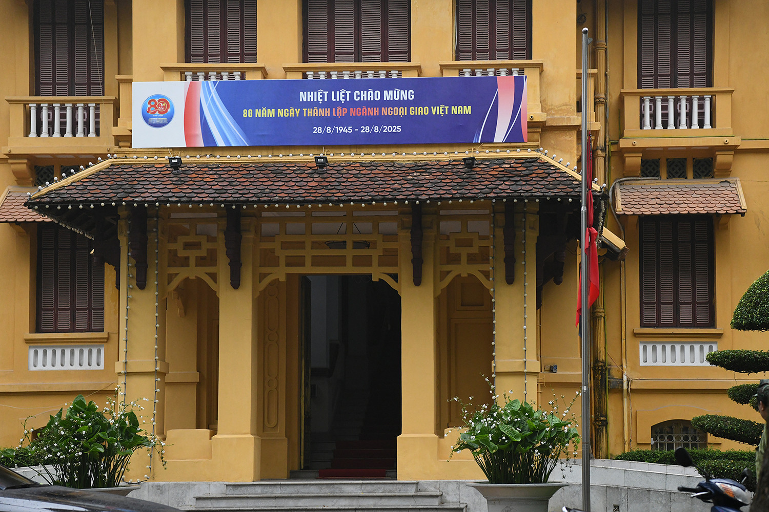 Trong thời gian này, tại Thủ đô Hà Nội, các cơ quan và công sở đồng loạt treo cờ rủ và dừng các hoạt động vui chơi, giải trí công cộng.