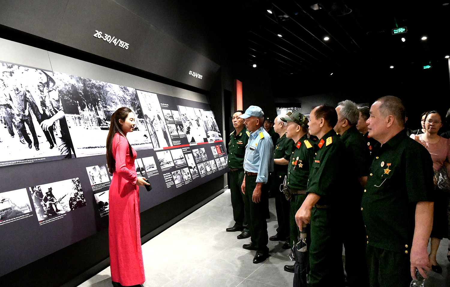 Tiếp nối dòng chảy lịch sử, những hình ảnh hào hùng của ngày 30/4/1975 được lưu giữ trang trọng tại Bảo tàng Lịch sử Quân sự Việt Nam - nơi ghi lại những trang sử vàng được viết bằng sự hy sinh, mất mát và lòng quả cảm, hun đúc bởi ý chí bất khuất của dân tộc Việt Nam.