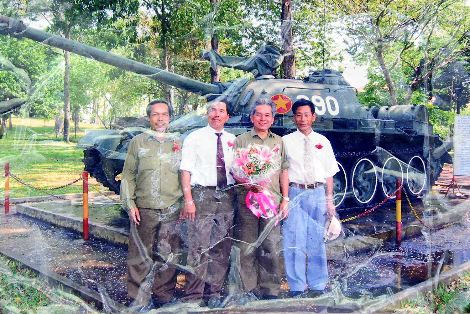 Bốn thành viên của kíp xe tăng 390 trong Chiến dịch Hồ Chí Minh, gồm Trung úy Vũ Đăng Toàn, Chính trị viên đại đội kiêm Trưởng xe; Trung sĩ Ngô Sỹ Nguyên, pháo thủ số 1; Thiếu úy Lê Văn Phượng, Phó Đại đội trưởng kỹ thuật kiêm pháo thủ số 2; Trung sĩ Nguyễn Văn Tập, lái xe, thăm lại Dinh Độc Lập. (Ảnh nhân vật cung cấp)