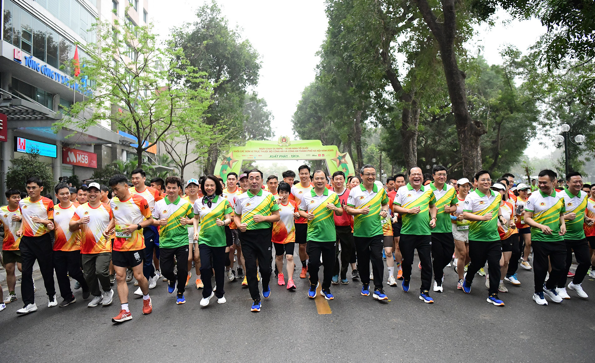 Các đồng chí lãnh đạo, đại biểu tham dự chạy khởi động đường đua Ngày chạy Olympic - Vì an ninh Tổ quốc. (Ảnh: THẾ DƯƠNG)
