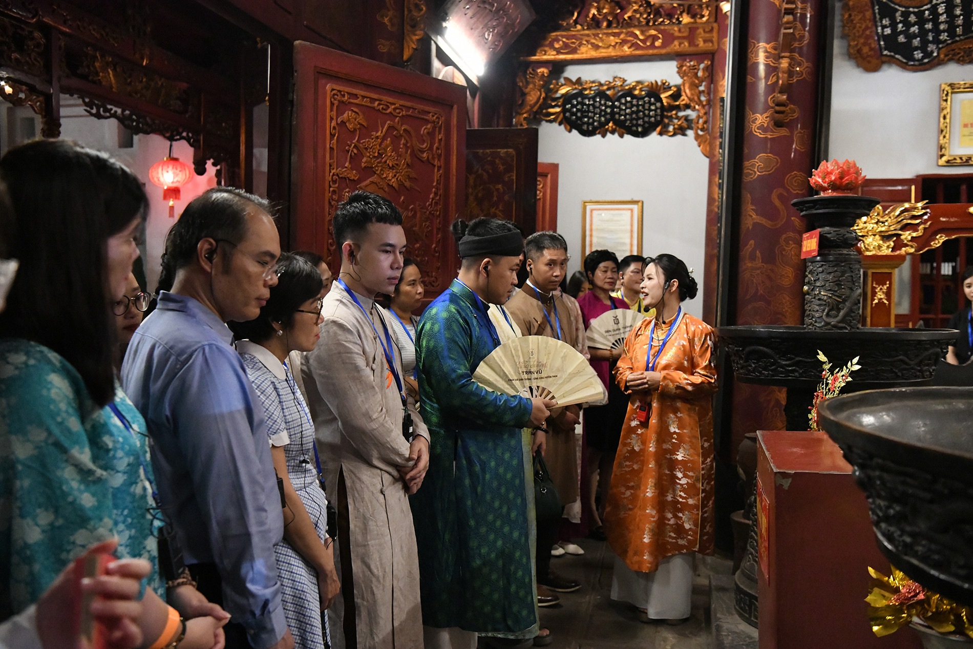 Du khách còn được chiêm ngưỡng cây đèn cổ quý hiếm tại đền, đồng thời cảm nhận sự linh thiêng từ kiếm thánh - hình tượng quyền uy và oai linh của vị thánh trấn giữ đất Kinh Kỳ. Du khách còn được chiêm ngưỡng cây đèn cổ quý hiếm tại đền, đồng thời cảm nhận sự linh thiêng từ kiếm thánh - hình tượng quyền uy và oai linh của vị thánh trấn giữ đất Kinh Kỳ.