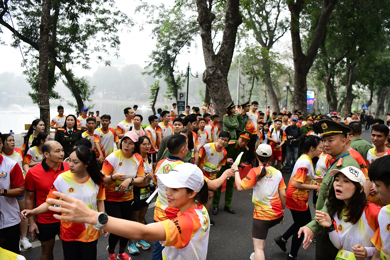 Đoàn người náo nức hòa chung nhịp đập, hăng hái tiếp sức cho những bước chân mạnh mẽ trên đường chạy Ngày chạy Olympic vì sức khỏe toàn dân, cùng nhau lan tỏa tinh thần thể thao và ý chí bền bỉ. Đoàn người náo nức hòa chung nhịp đập, hăng hái tiếp sức cho những bước chân mạnh mẽ trên đường chạy Ngày chạy Olympic vì sức khỏe toàn dân, cùng nhau lan tỏa tinh thần thể thao và ý chí bền bỉ.