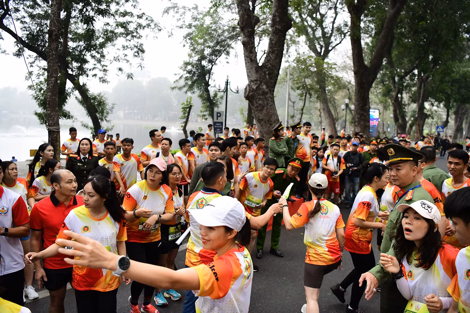 Đoàn người náo nức hòa chung nhịp đập, hăng hái tiếp sức cho những bước chân mạnh mẽ trên đường chạy Ngày chạy Olympic vì sức khỏe toàn dân, cùng nhau lan tỏa tinh thần thể thao và ý chí bền bỉ. Đoàn người náo nức hòa chung nhịp đập, hăng hái tiếp sức cho những bước chân mạnh mẽ trên đường chạy Ngày chạy Olympic vì sức khỏe toàn dân, cùng nhau lan tỏa tinh thần thể thao và ý chí bền bỉ.