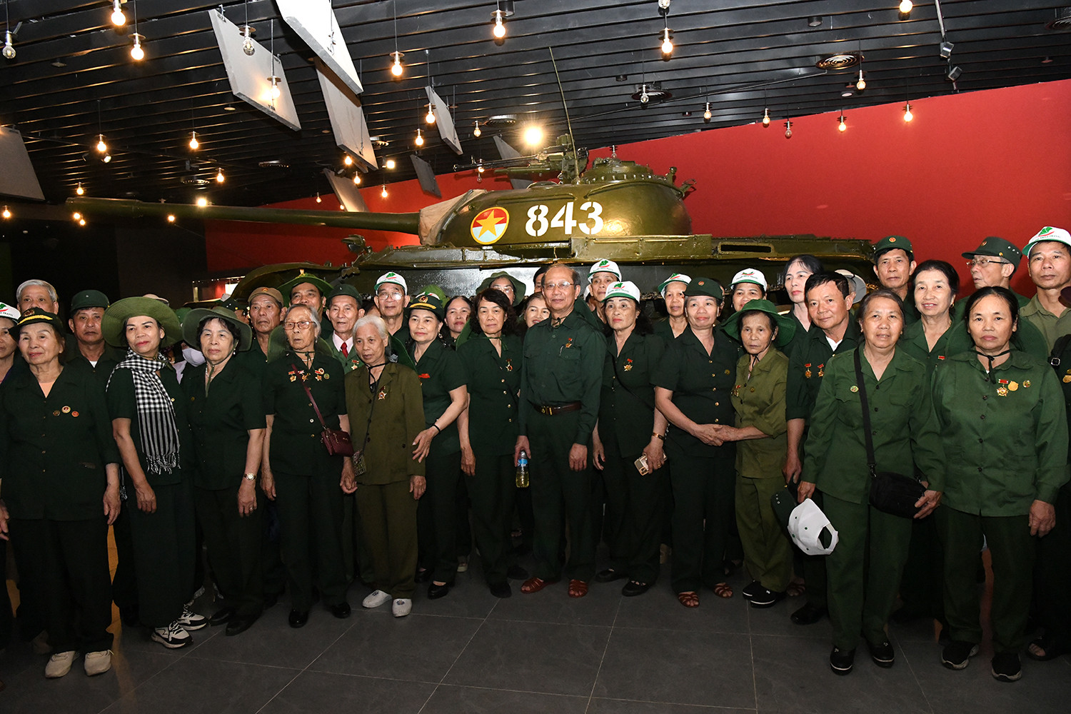 Ngày 30/4/2025 - mốc son tròn 50 năm thống nhất là dịp để lịch sử một lần nữa gọi tên những người “giữ lửa” thầm lặng. Trung sĩ Ngô Sỹ Nguyên và các đồng đội năm xưa, những người lính kiên trung trên chiếc xe tăng lịch sử, mãi là biểu tượng bất diệt trong tâm khảm dân tộc. Họ là hiện thân cho một thời kỳ rực lửa mà vinh quang, cho ngày non sông liền một dải, đất nước trọn niềm vui.