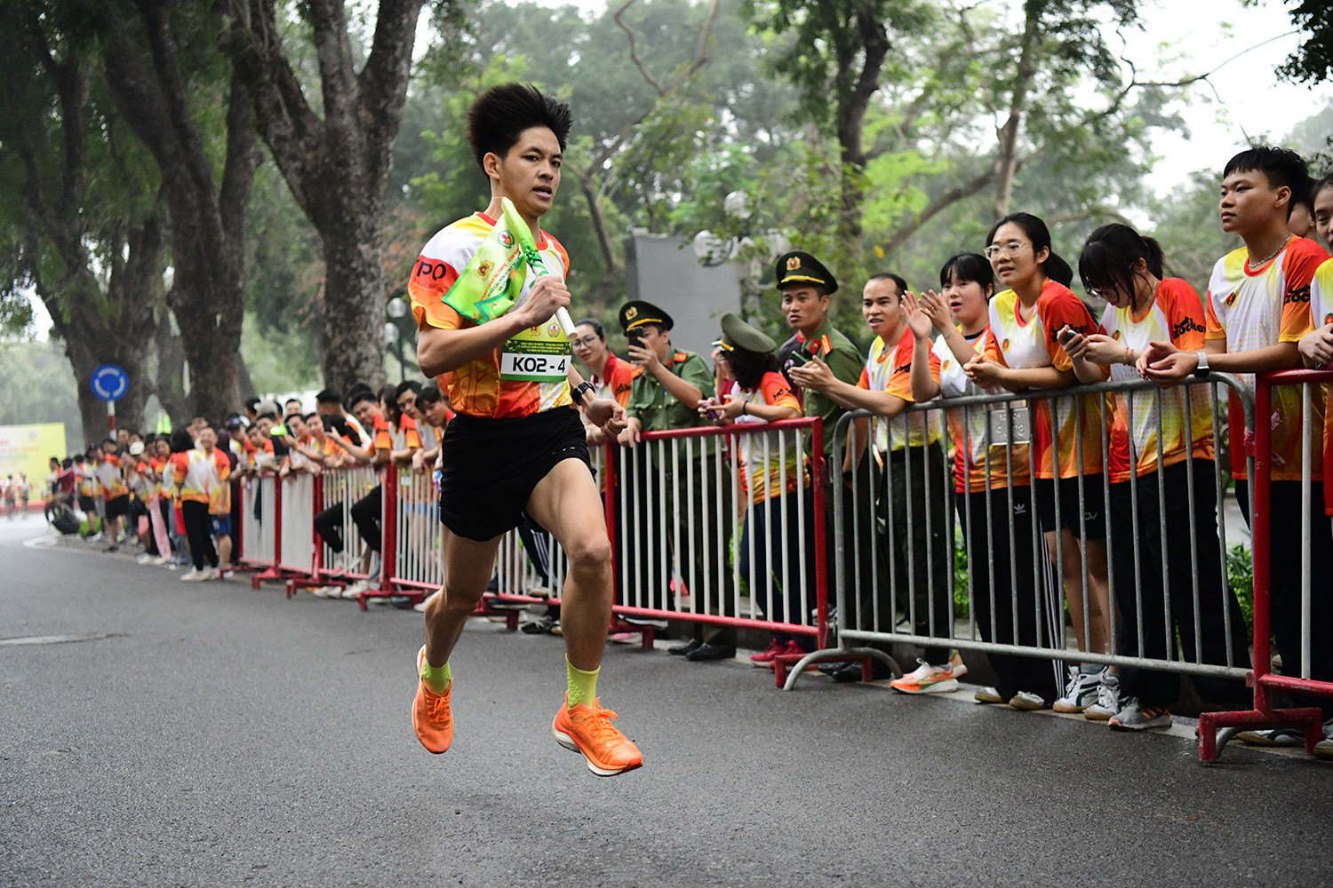 Những bước chân mạnh mẽ trên đường chạy không chỉ thể hiện ý chí bền bỉ mà còn tôn vinh tinh thần kiên cường, bản lĩnh của người chiến sĩ Công an nhân dân. Những bước chân mạnh mẽ trên đường chạy không chỉ thể hiện ý chí bền bỉ mà còn tôn vinh tinh thần kiên cường, bản lĩnh của người chiến sĩ Công an nhân dân.