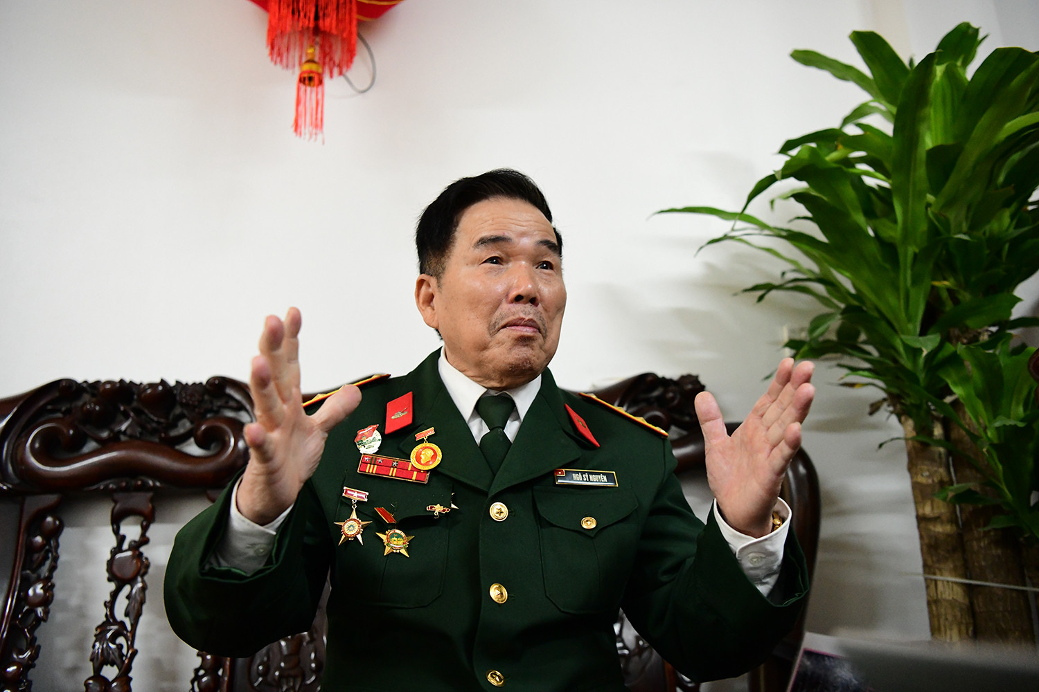 Với ông, ngày 30/4/1975 không chỉ là một mốc son chiến thắng, mà còn là thời khắc thiêng liêng khi những người lính được bước ra khỏi lằn ranh bom đạn để trở về với gia đình. “Khi ấy, tôi chỉ nghĩ đến nhiệm vụ. Động cơ gầm rú, khói lửa mịt mù, đồng đội ngã xuống… rồi xe tăng lao qua cổng Dinh Độc Lập. Giây phút đó, chúng tôi biết Tổ quốc đã thuộc về nhân dân”. Ông xúc động nhớ lại.