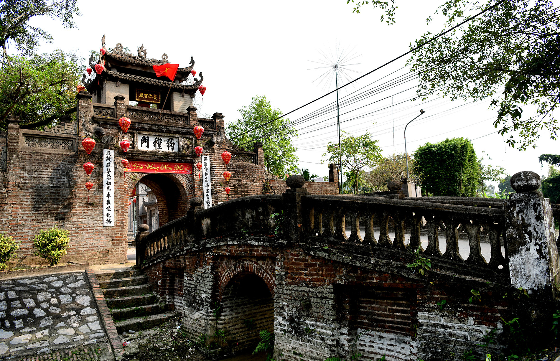Từ xa, cổng làng Ước Lễ (xã Tân Ước, huyện Thanh Oai, Hà Nội) bề thế, uy nghi như một chứng nhân lặng lẽ của lịch sử.