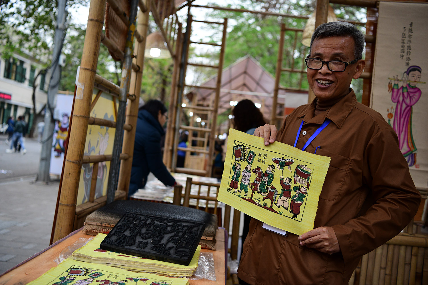 Chương trình có sự tham gia của những nghệ nhân tiêu biểu làng Đông Hồ, như nghệ nhân Nguyễn Đăng Tâm - những người đang tiếp nối, gìn giữ và phát triển nghề truyền thống cha ông, góp phần đưa tranh Đông Hồ vươn xa.