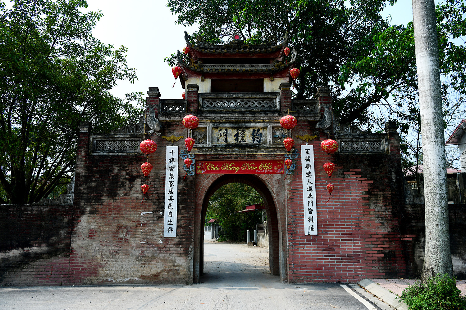 Cổng hậu làng Ước Lễ trầm mặc, lặng lẽ ôm giữ những bước chân thời gian.