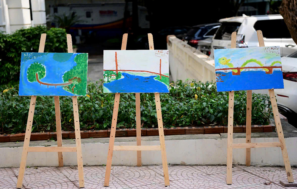 Triển lãm tranh của Tạ Đức Bảo Nam tại Báo Nhân Dân, trong buổi tọa đàm "Tương lai nào cho trẻ tự kỷ?", hưởng ứng Ngày Thế giới nhận thức về tự kỷ (2/4).