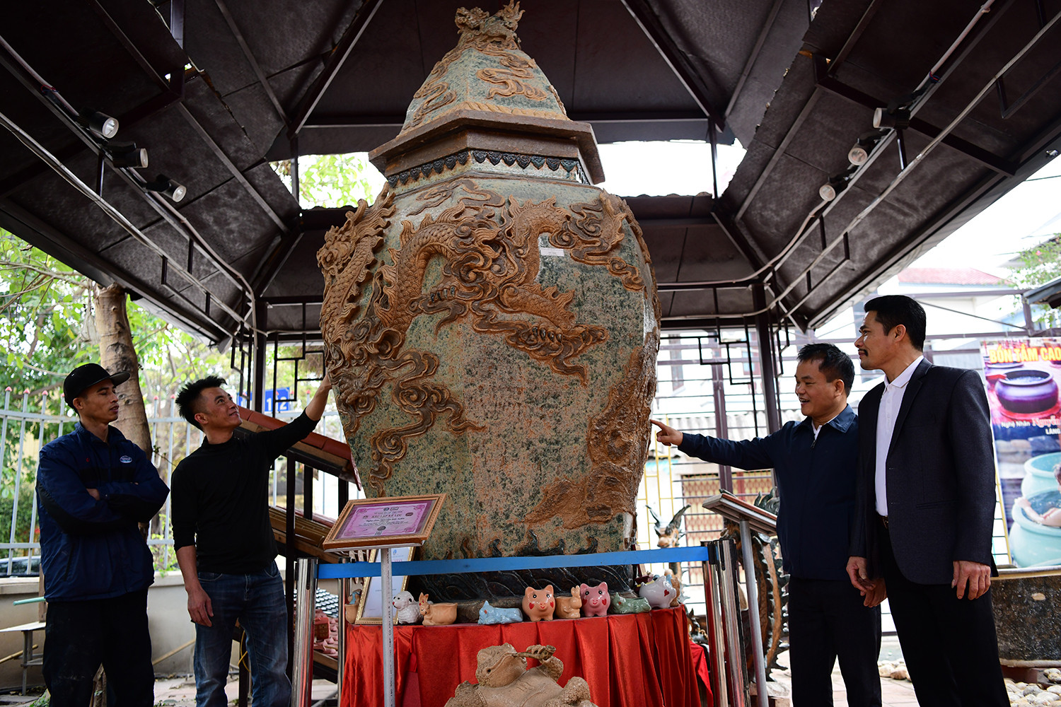 Nhiều tác phẩm gốm của nghệ nhân làng gốm Kim Lan đã ghi danh vào kỷ lục Việt Nam, minh chứng cho sự sáng tạo và kỹ thuật chế tác điêu luyện của người nghệ nhân nơi đây.