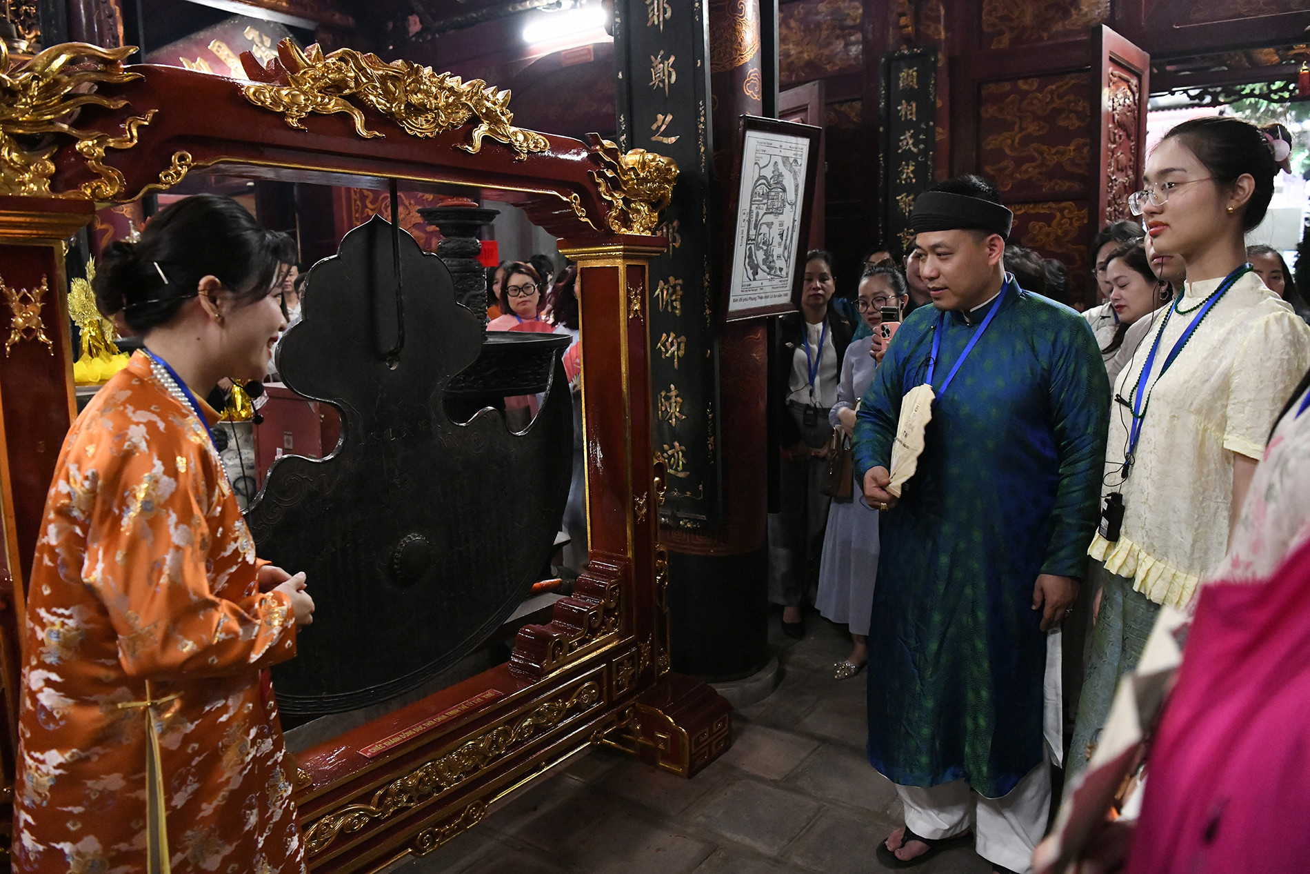 Quá trình xây dựng sản phẩm nghệ thuật dựa vào lịch sử, kiến trúc, bảo vật và đời sống tín ngưỡng diễn ra tại đền, qua phương pháp phỏng dựng, phục dựng và sân khấu hóa nghi lễ thờ cúng, điều này nhằm nỗ lực tạo nên một hành trình trải nghiệm lễ hội đền Quán Thánh vừa trang trọng, vừa huyền bí, chạm sâu vào cảm xúc người tham dự. Bà Nguyễn Thị Lệ Quyên - Giám đốc Trung tâm Xúc tiến Quảng bá Di sản Văn hóa Phi vật thể Việt Nam cho biết. Quá trình xây dựng sản phẩm nghệ thuật dựa vào lịch sử, kiến trúc, bảo vật và đời sống tín ngưỡng diễn ra tại đền, qua phương pháp phỏng dựng, phục dựng và sân khấu hóa nghi lễ thờ cúng, điều này nhằm nỗ lực tạo nên một hành trình trải nghiệm lễ hội đền Quán Thánh vừa trang trọng, vừa huyền bí, chạm sâu vào cảm xúc người tham dự. Bà Nguyễn Thị Lệ Quyên - Giám đốc Trung tâm Xúc tiến Quảng bá Di sản Văn hóa Phi vật thể Việt Nam cho biết.