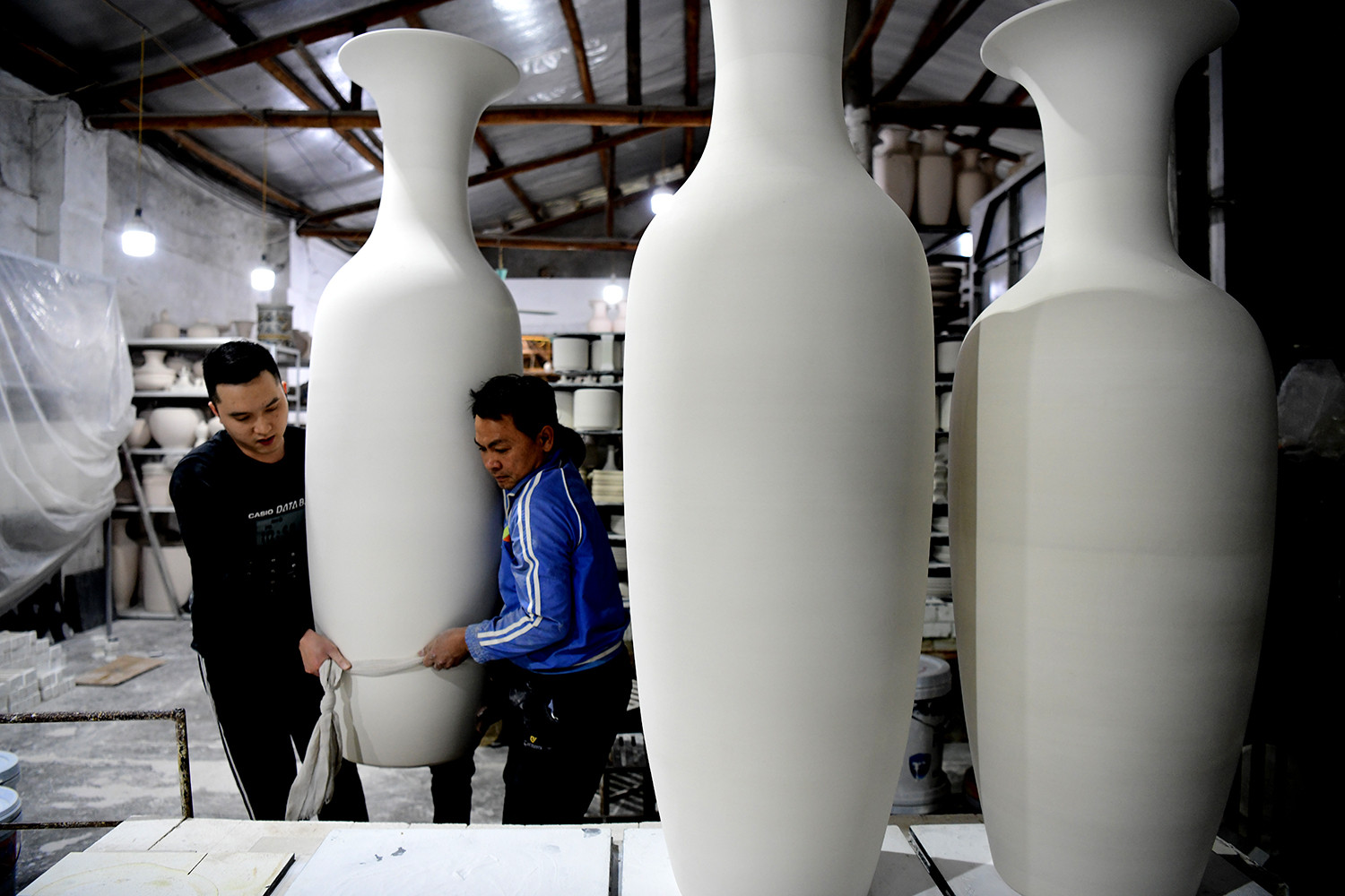 Bên cạnh các phương pháp làm gốm truyền thống, người dân Kim Lan không ngừng đổi mới, ứng dụng công nghệ hiện đại như bàn in cán lăn, máy ép áp lực, giúp nâng cao độ chính xác, tối ưu sản xuất nhưng vẫn giữ hồn cốt của gốm cổ.