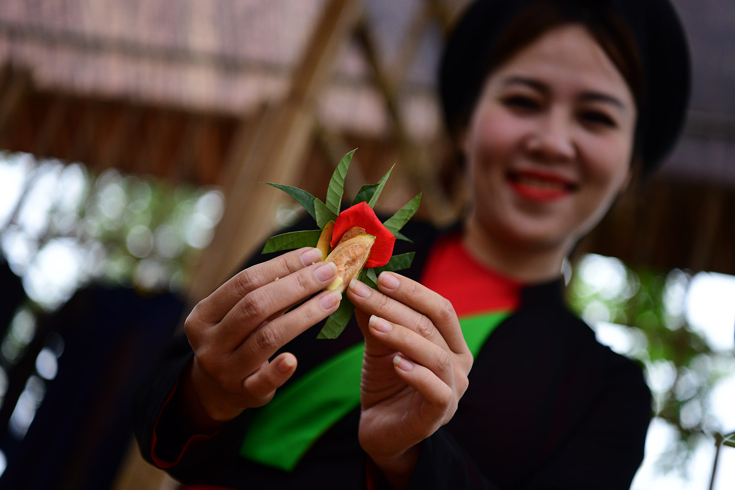 Trong không gian giới thiệu văn hóa tranh dân gian Đông Hồ, hình ảnh miếng trầu têm cánh phượng cùng chén nước vối thơm nồng như lời chào nồng hậu của người quan họ, hòa quyện cùng sắc màu tranh khắc gỗ, tạo nên một bức tranh văn hóa vừa mộc mạc, vừa sâu lắng – nơi hồn quê hội tụ qua từng nét chạm khắc và câu ca giao duyên.