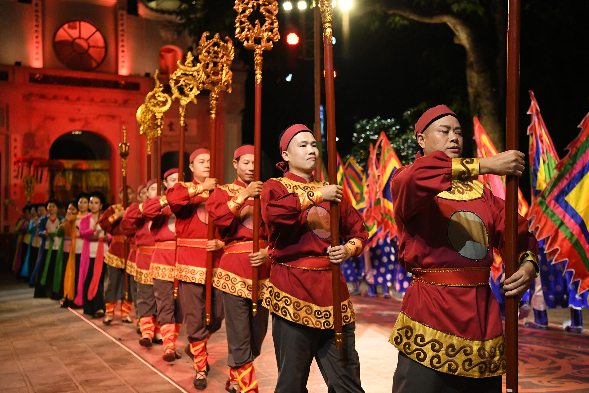 Với sự tham gia của diễn viên, nghệ nhân và đội tế lễ địa phương, không gian linh thiêng trở nên sống động, kỳ ảo, đong đầy cảm xúc và huyền thoại. Với sự tham gia của diễn viên, nghệ nhân và đội tế lễ địa phương, không gian linh thiêng trở nên sống động, kỳ ảo, đong đầy cảm xúc và huyền thoại.