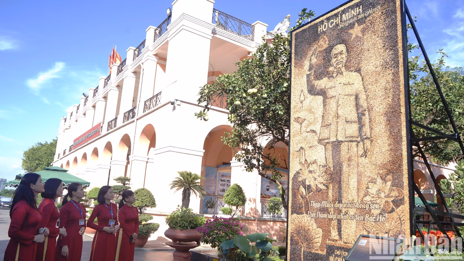 135 tài liệu, hình ảnh nội dung trưng bày về chuyên đề thể hiện tình cảm sâu sắc của Bác Hồ với miền nam và tình cảm đồng bào miền nam với Bác Hồ chính là một trong những nhân tố quan trọng phần làm nên Đại thắng mùa Xuân năm 1975, giải phóng hoàn toàn miền nam, thống nhất đất nước.