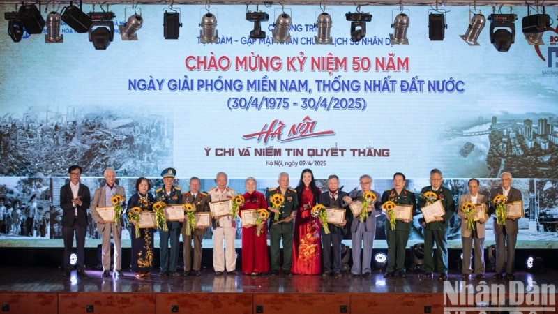 Đồng chí Bạch Liên Hương, Giám đốc Sở Văn hóa và Thể thao Hà Nội cùng Giám đốc Bảo tàng Hà Nội Nguyễn Tiến Đà trao giấy chứng nhận và tặng hoa cho các đại biểu.