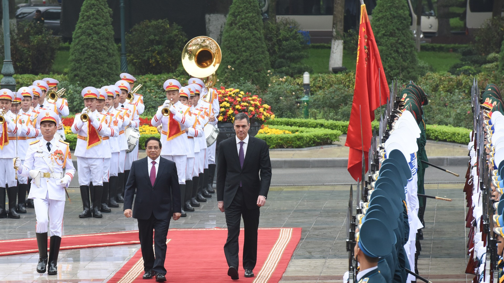 Thủ tướng Phạm Minh Chính và Thủ tướng Tây Ban Nha Pedro Sánchez duyệt Đội danh dự Quân đội nhân dân Việt Nam. 