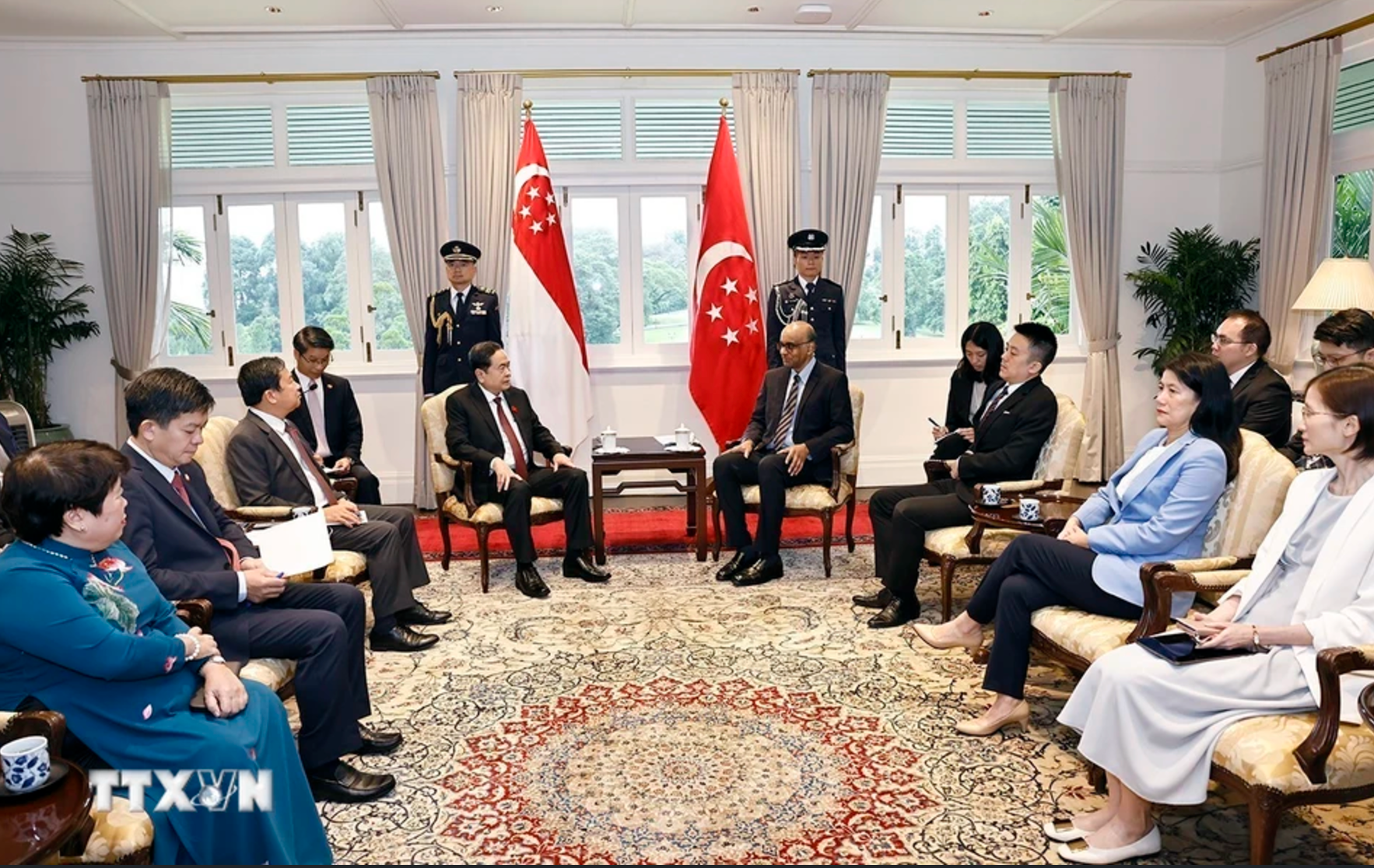 Chủ tịch Quốc hội Trần Thanh Mẫn đến chào Tổng thống Singapore Tharman Shanmugaratnam. (Ảnh: TTXVN)