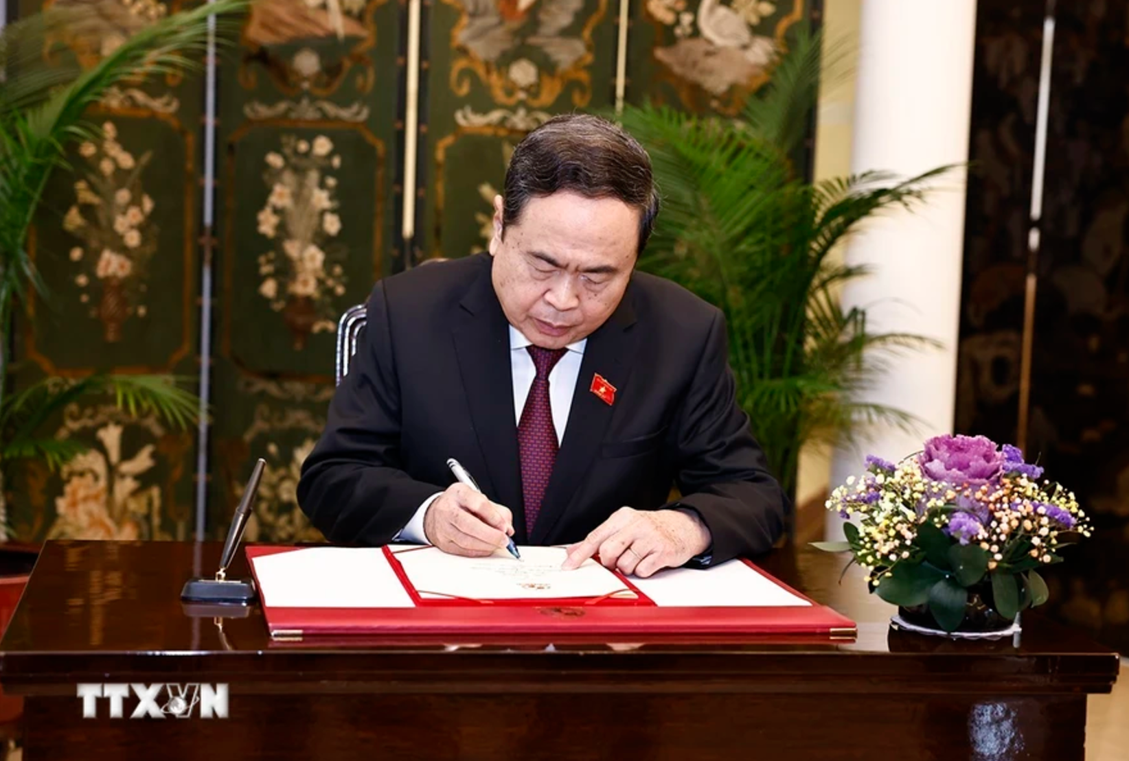 Chủ tịch Quốc hội Trần Thanh Mẫn ký sổ vàng lưu niệm. (Ảnh: TTXVN)