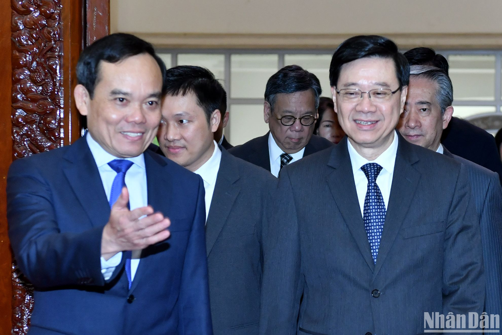 Phó Thủ tướng Trần Lưu Quang với Trưởng Khu hành chính đặc biệt Hồng Kông (Trung Quốc) Lý Gia Siêu.