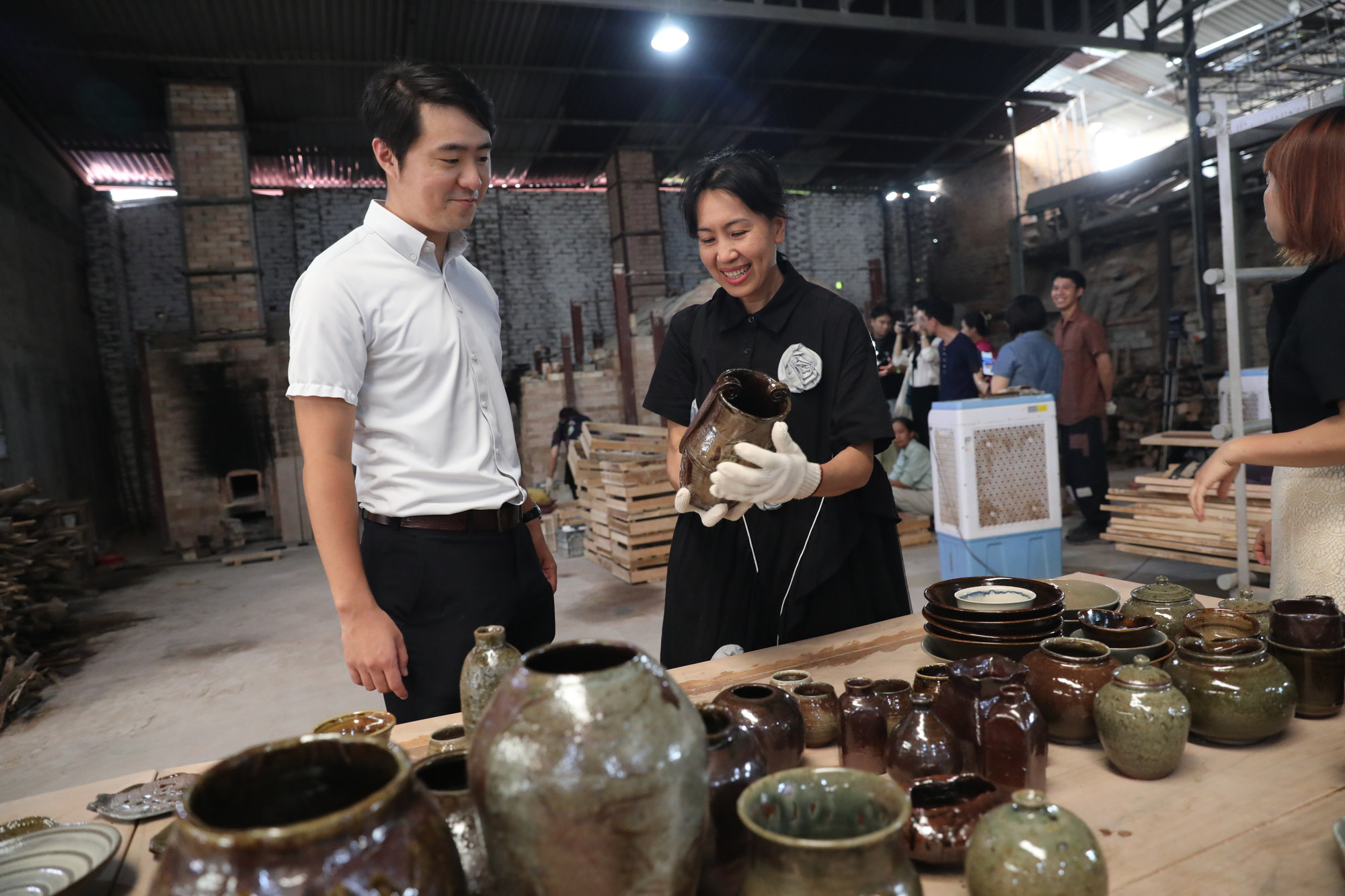 Chuyên gia Tsuchimoto Amane, Văn phòng JICA tại Việt Nam đánh giá cao về tay nghề của thợ gốm Phù Lãng.