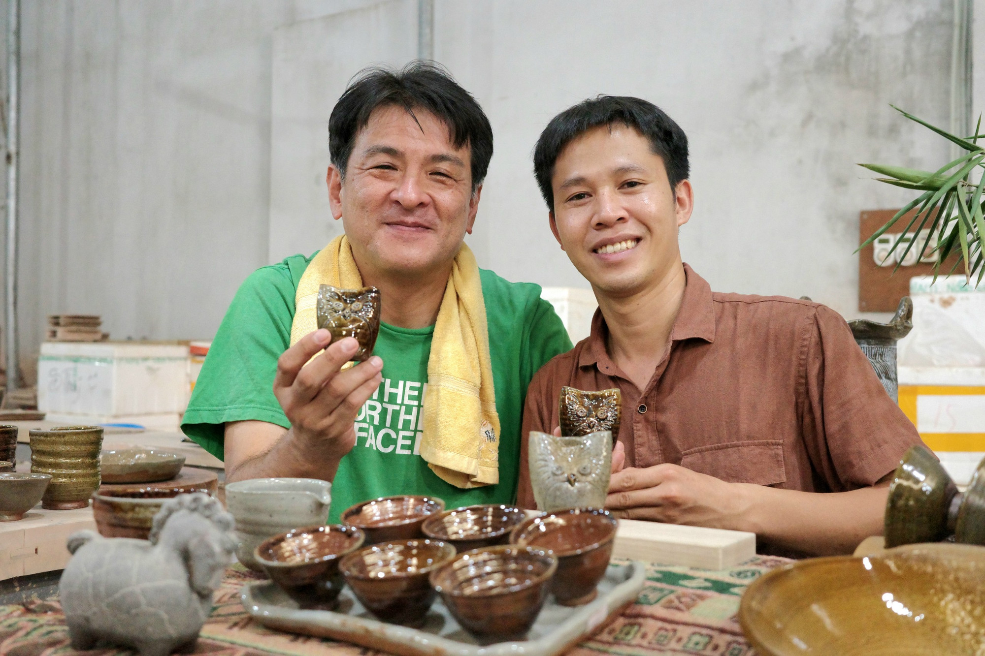 Thợ trẻ Bùi Văn Huân cầm sản phẩm được ưa thích bên thầy - Nghệ nhân Onimaru.