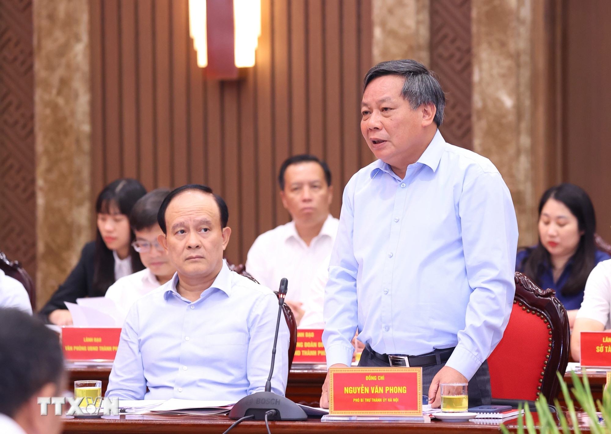Phó Bí thư Thành ủy Hà Nội Nguyễn Văn Phong báo cáo tại buổi làm việc.