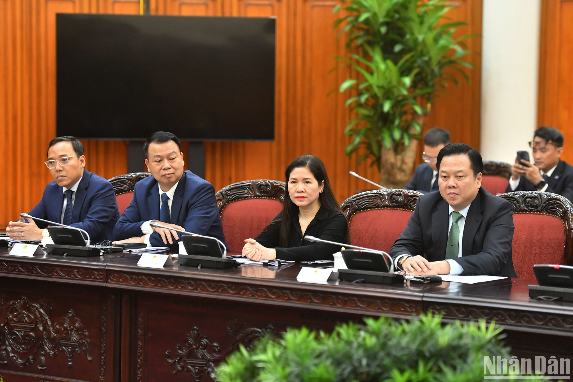 Các đại biểu Việt Nam tham dự cuộc hội đàm.