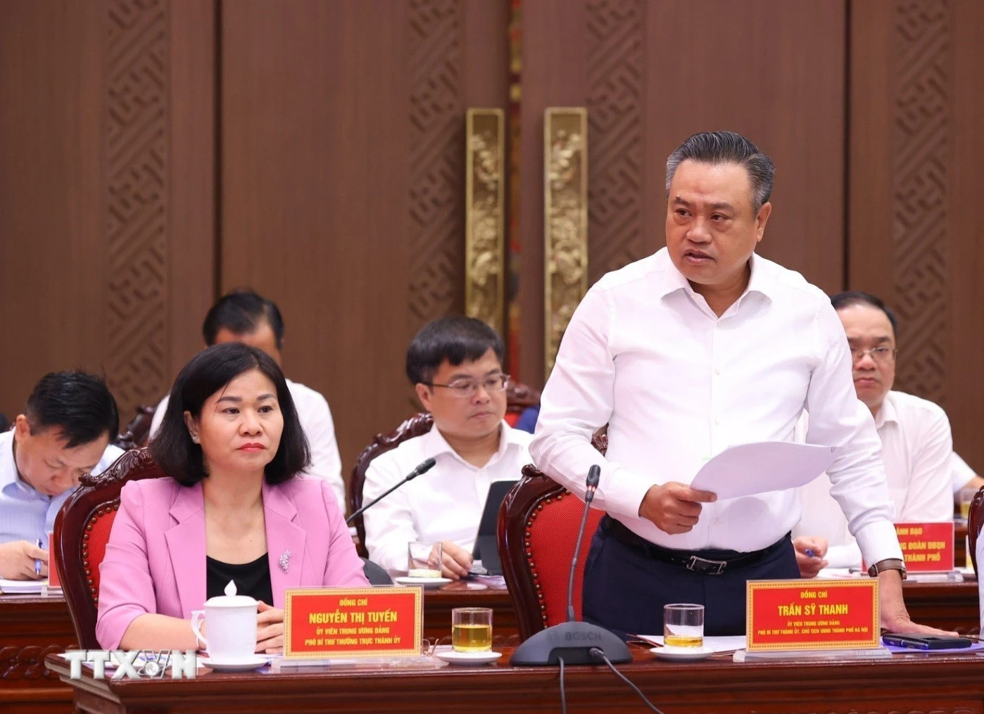 Đồng chí Trần Sỹ Thanh, Ủy viên Trung ương Đảng, Phó Bí thư Thành ủy, Chủ tịch UBND thành phố Hà Nội báo cáo tại buổi làm việc.