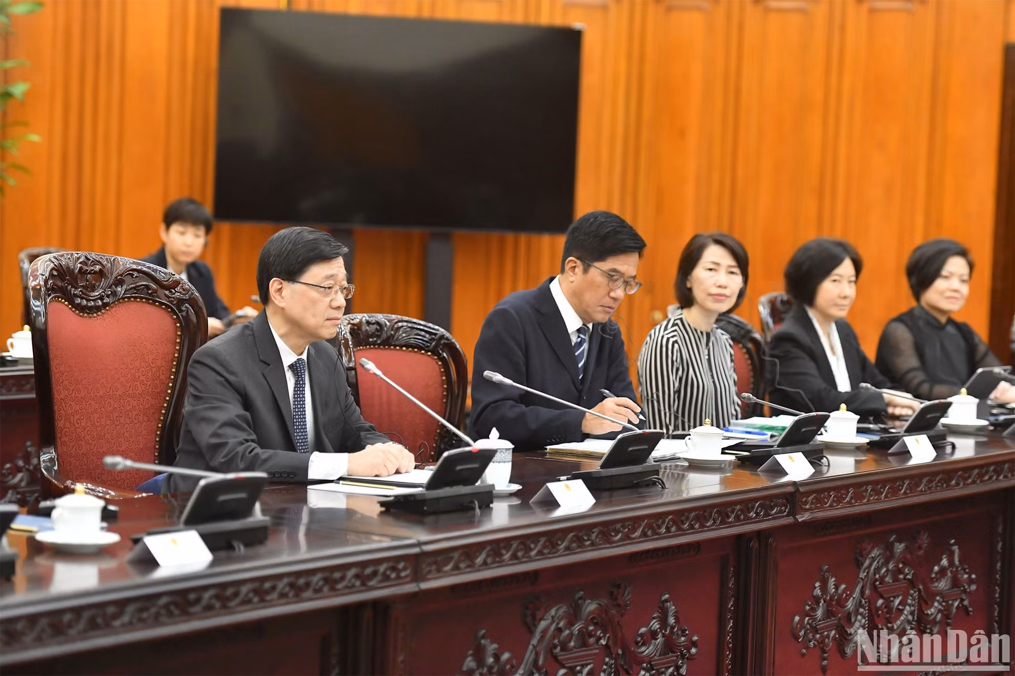 Trưởng Khu hành chính đặc biệt Hồng Kông (Trung Quốc) Lý Gia Siêu và các đại biểu tại cuộc hội đàm.